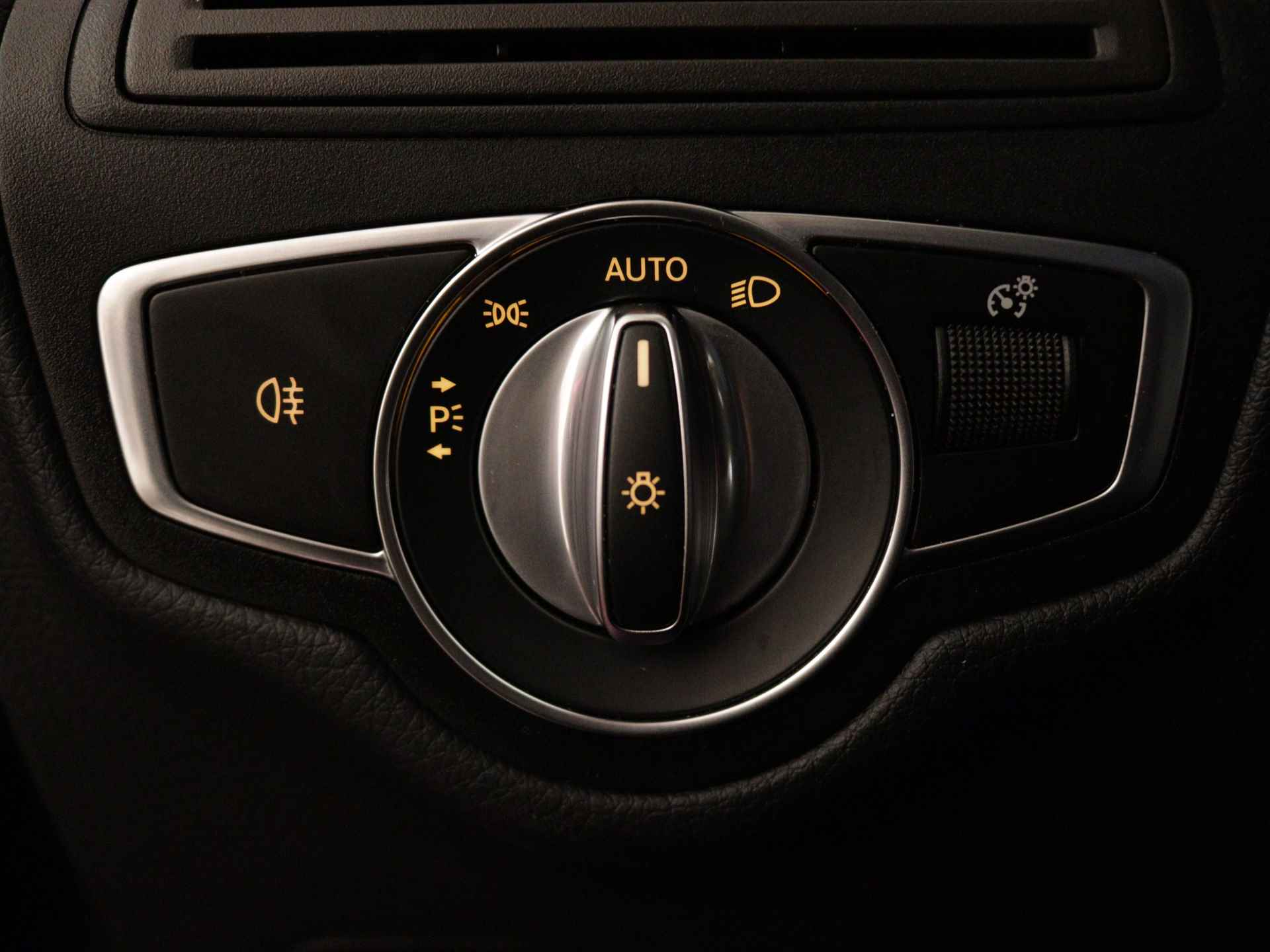 Mercedes-Benz GLC 300 e 4M AMG Plug-In Hybride | Panorama Schuif-Kanteldak | Trekhaak | AMG styling | Digitaal Dashboard | Inclusief 24 maanden Mercedes-Benz Certified garantie voor Europa. - 36/47