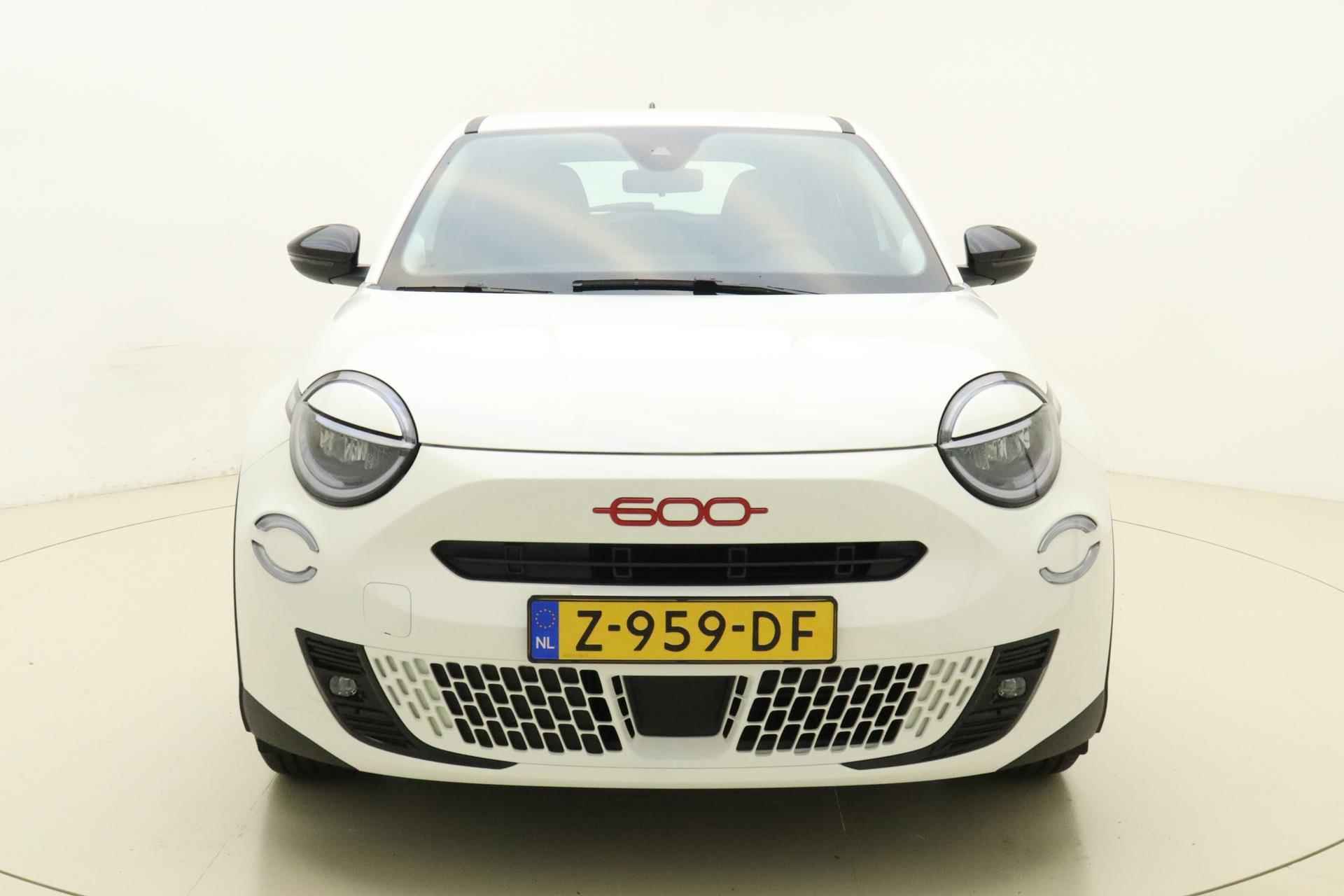Fiat 600e RED 54 kWh | Apple Carplay/Android auto | LED koplampen | Keyless start | Parkeersensoren achter | Informeer naar beschikbaarheid - 7/39