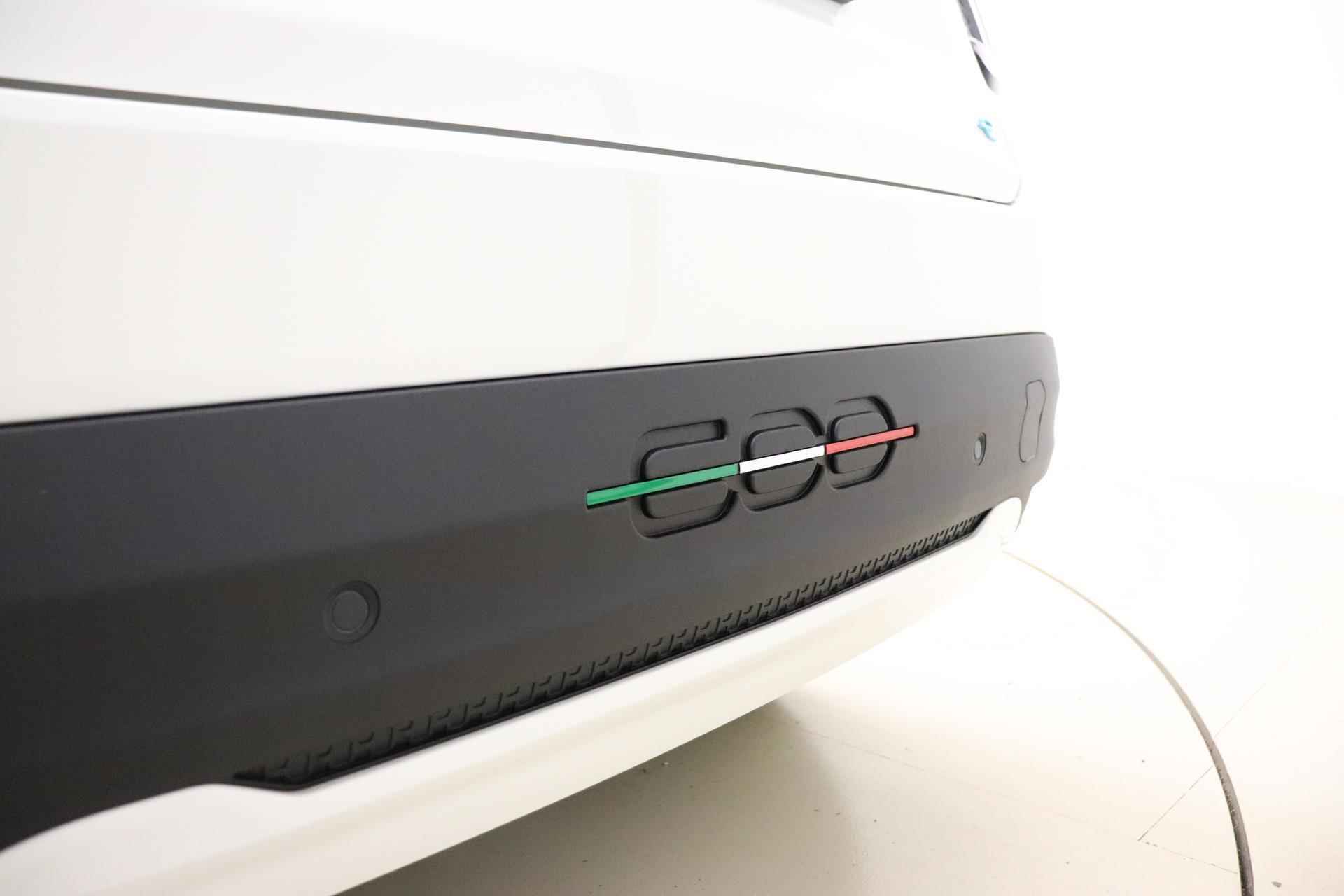 Fiat 600e RED 54 kWh | Apple Carplay/Android auto | LED koplampen | Keyless start | Parkeersensoren achter | Informeer naar beschikbaarheid - 8/39
