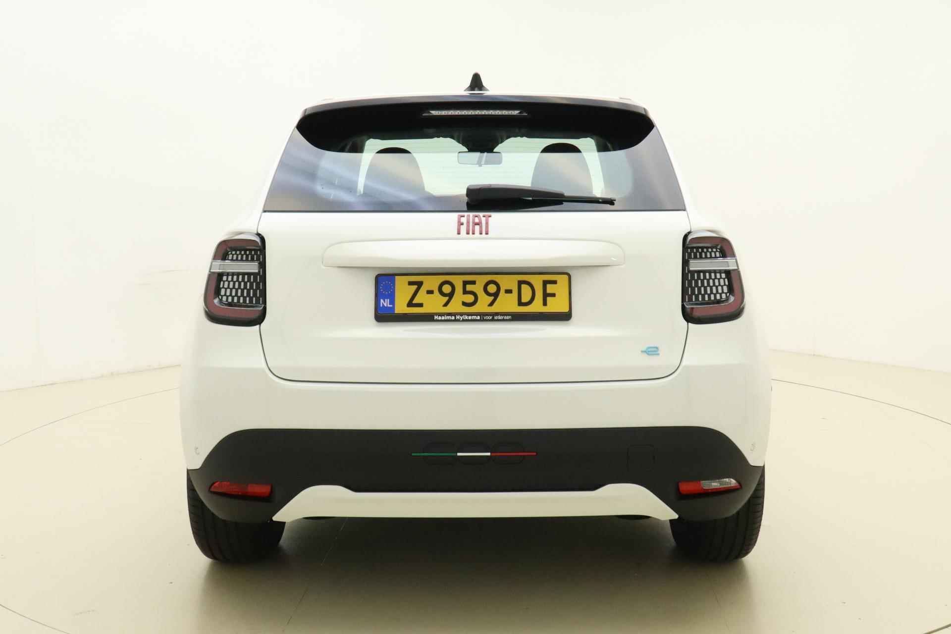 Fiat 600e RED 54 kWh | Apple Carplay/Android auto | LED koplampen | Keyless start | Parkeersensoren achter | Informeer naar beschikbaarheid - 12/39