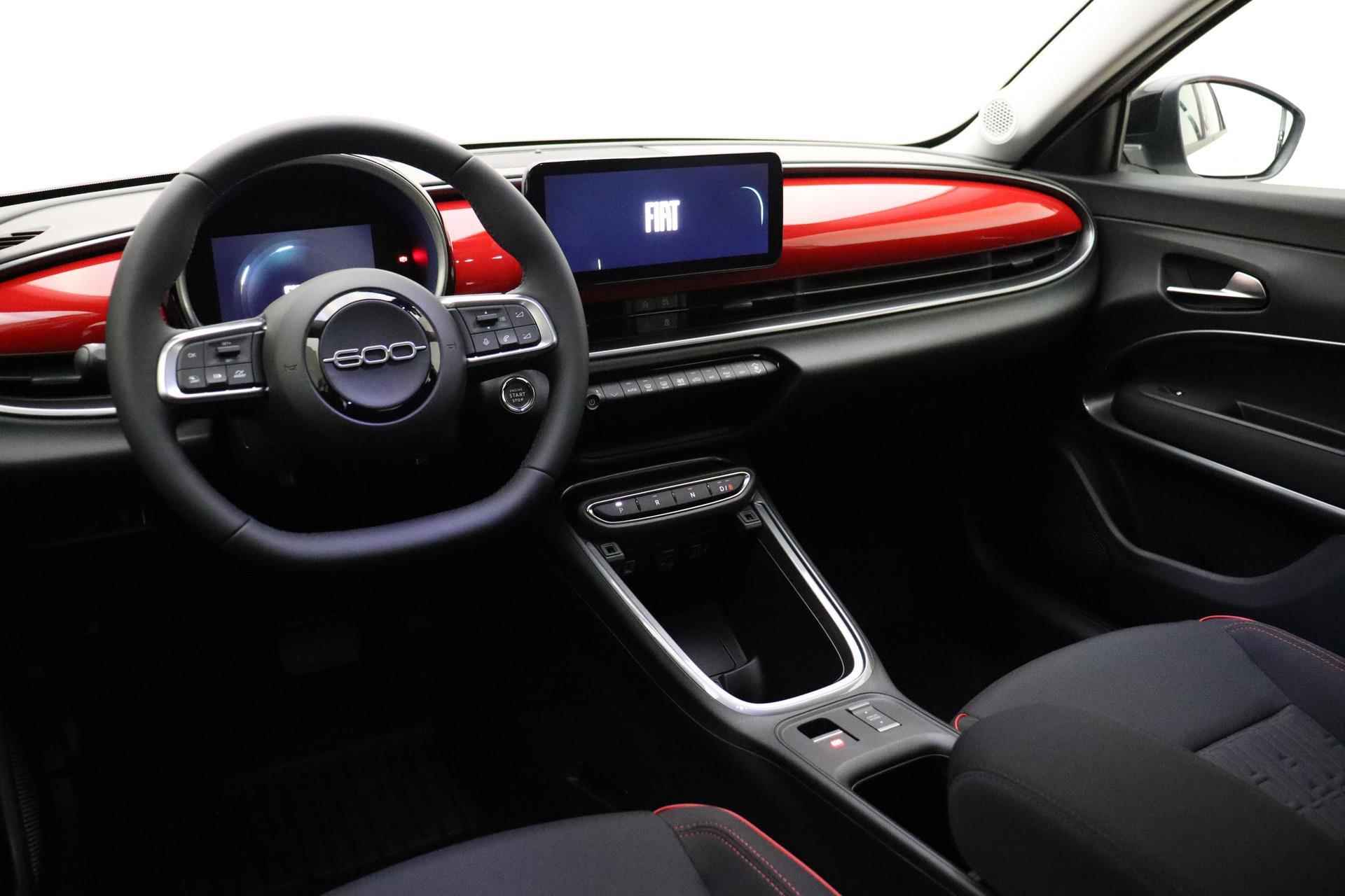 Fiat 600e RED 54 kWh | Apple Carplay/Android auto | LED koplampen | Keyless start | Parkeersensoren achter | Informeer naar beschikbaarheid - 18/39