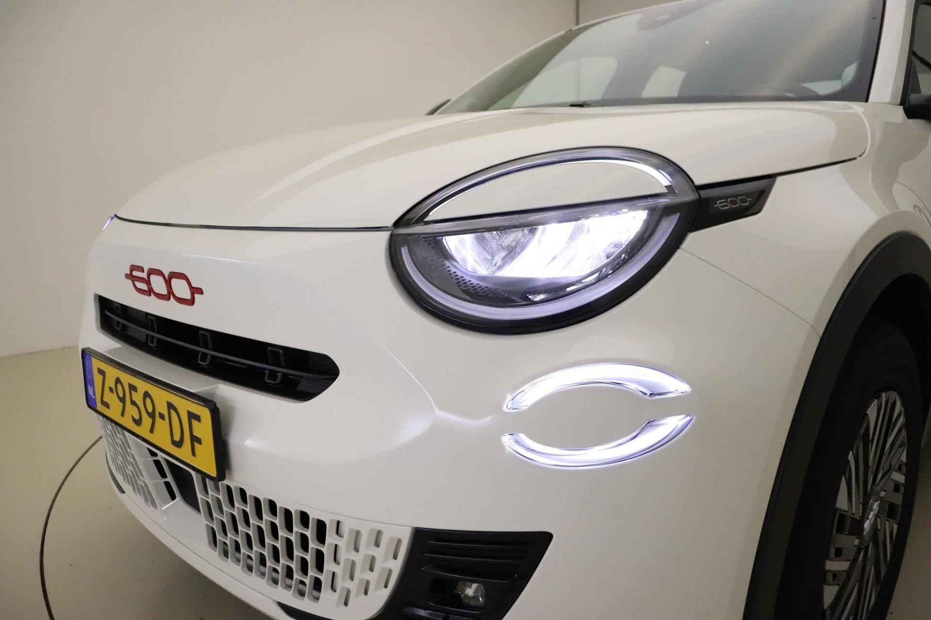 Fiat 600e RED 54 kWh | Apple Carplay/Android auto | LED koplampen | Keyless start | Parkeersensoren achter | Informeer naar beschikbaarheid - 19/39