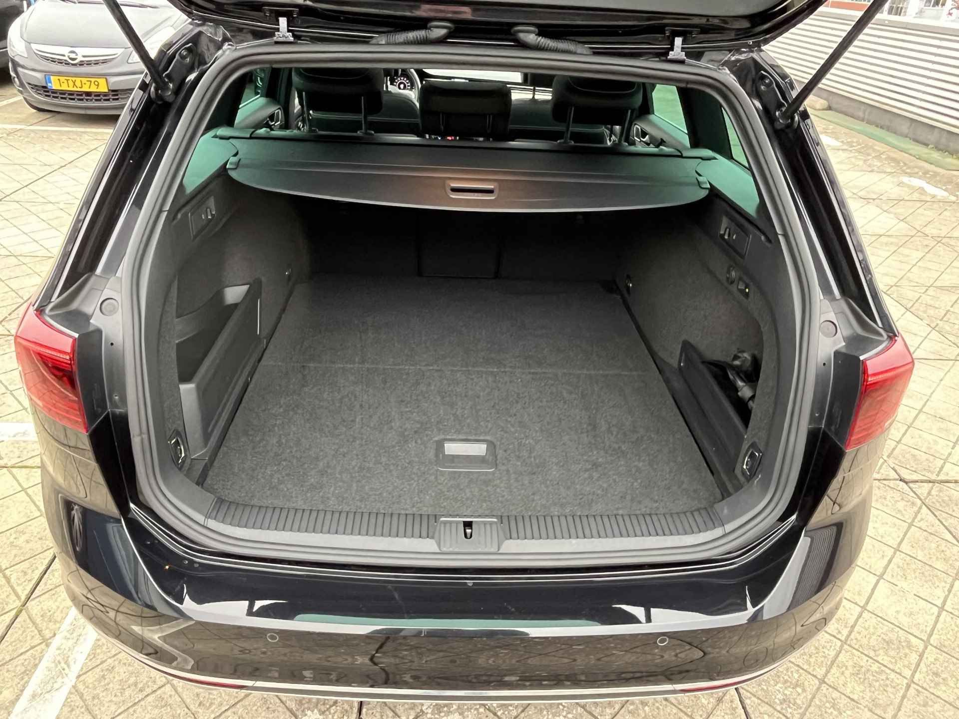 Volkswagen Passat Variant 1.4 TSI 218pk PHEV GTE Business / Panorama dak / LED Matrix / Trekhaak Elek. / 17" LMV / Leder-Alcantara / Virtual Cockpit / Camera / Stoelverwarming - 36/37