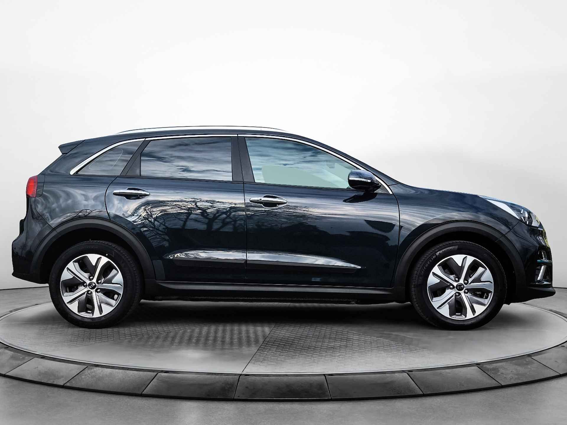 Kia e-Niro DynamicLine 39 kWh (136 PK) (Subsidie Mogelijk) 1e-Eig. Dealer-Onderh. BOVAG-Garantie. NL-Auto. Half-Leer, Navigatie/Apple-CArplay/Android-Auto, Adaptive-Cruisecontrol, Keyless-Entry/Start, Parkeersensoren, Achteruitrijcamera, DAB, Licht-Zicht-Pakket, Lm-Velgen-17Inch, Privacy-Glas - 4/42