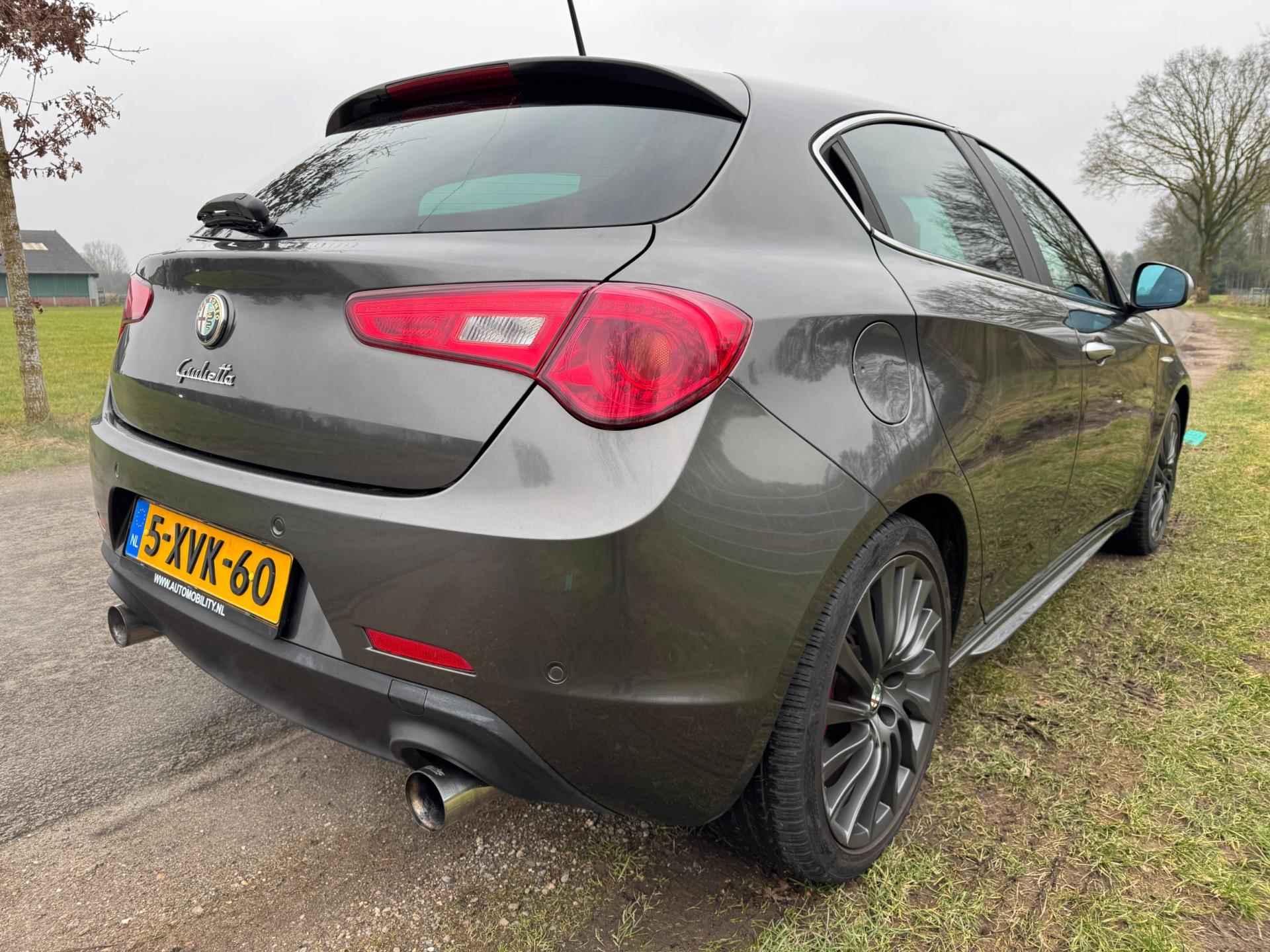 Alfa Romeo Giulietta 1.7 TBi Quadrifoglio Verde 235PK met leder, navigatie en schuifdak - 2/32