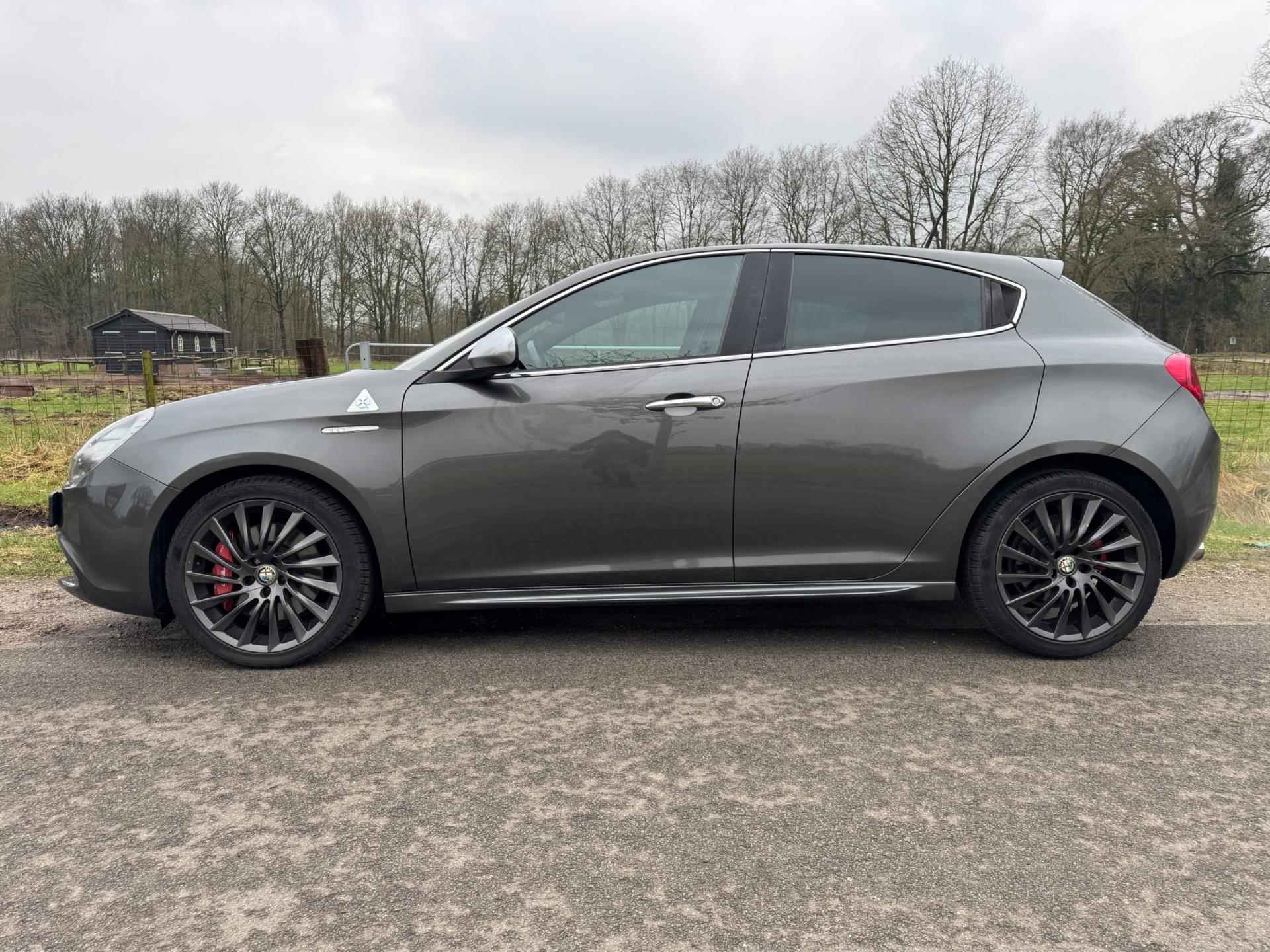 Alfa Romeo Giulietta 1.7 TBi Quadrifoglio Verde 235PK met leder, navigatie en schuifdak - 3/32