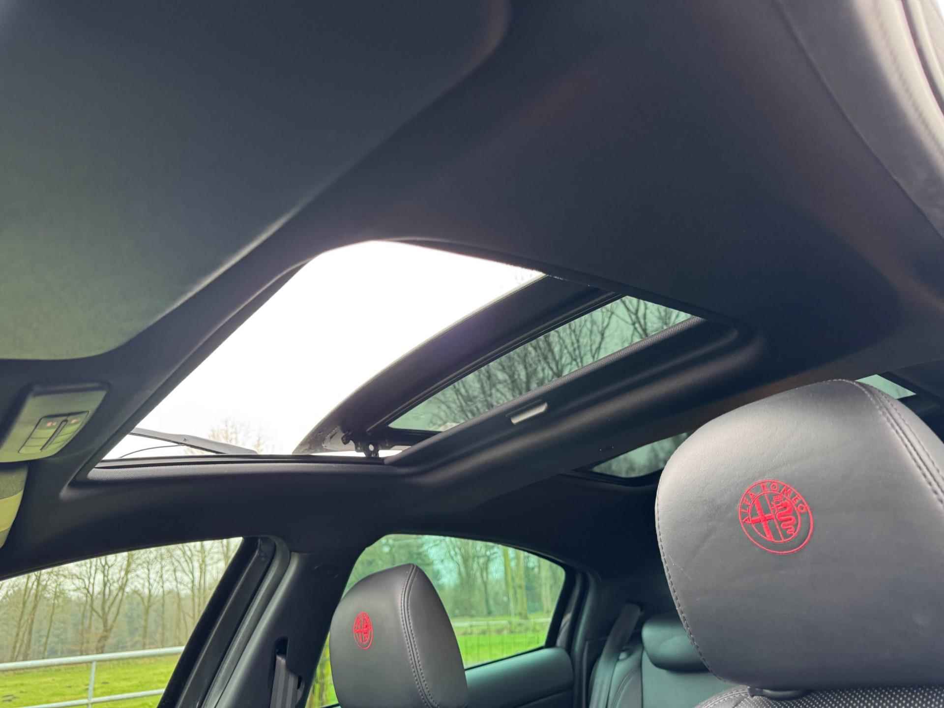 Alfa Romeo Giulietta 1.7 TBi Quadrifoglio Verde 235PK met leder, navigatie en schuifdak - 26/32