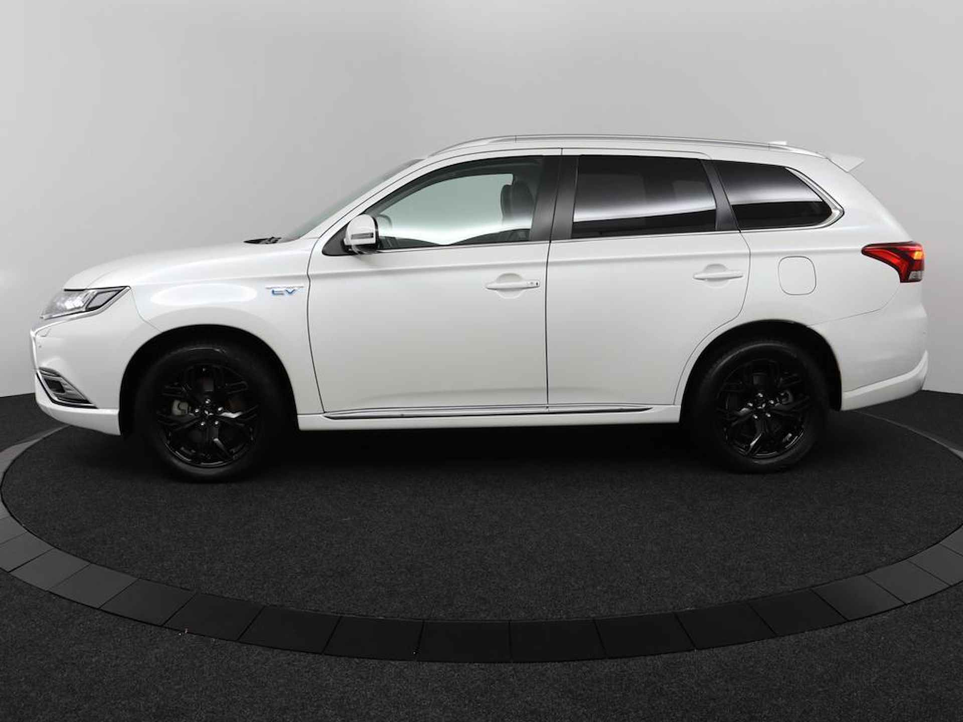 Mitsubishi Outlander 2.4 PHEV Intense+ | Trekhaak | Schuifdak | Camera | Leder / Alcantara | - 2/56