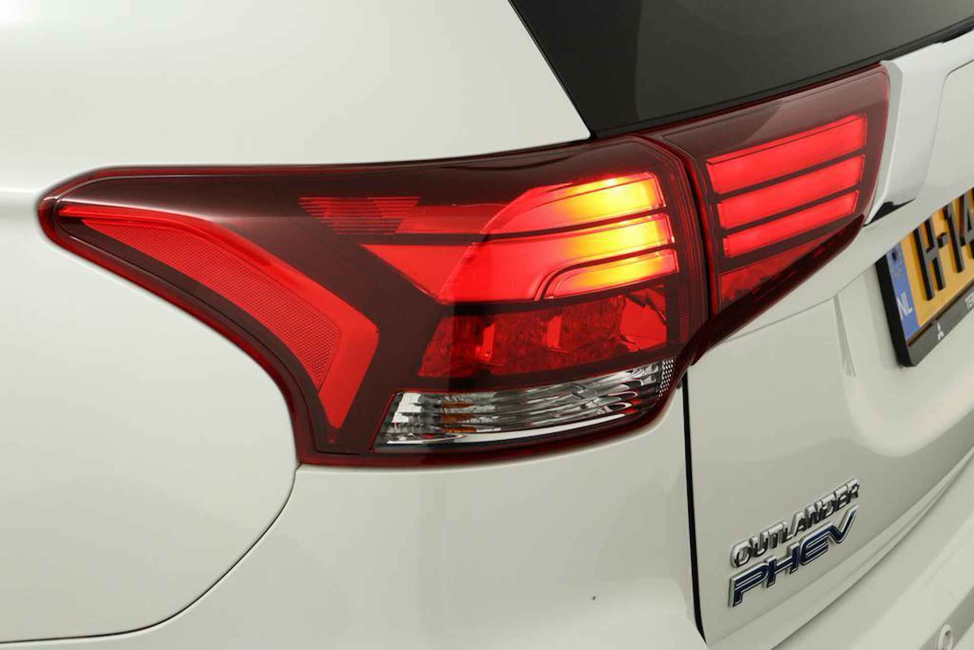 Mitsubishi Outlander 2.4 PHEV Intense+ | Trekhaak | Schuifdak | Camera | Leder / Alcantara | - 13/56