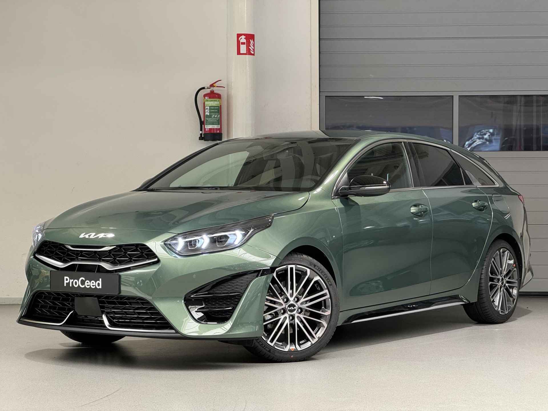 Kia ProCeed 1.5 DCT7 T-GDi GT-PlusLine | Direct leverbaar! | Voorraadauto | Automaat | Elektrisch verstelbare bestuurdersstoel incl. geheugenfunctie | JBL geluidsinstallatie | Stoel- en stuurverwarming | Elektrisch bedienbare achterklep | Sportstoelen - 2/45