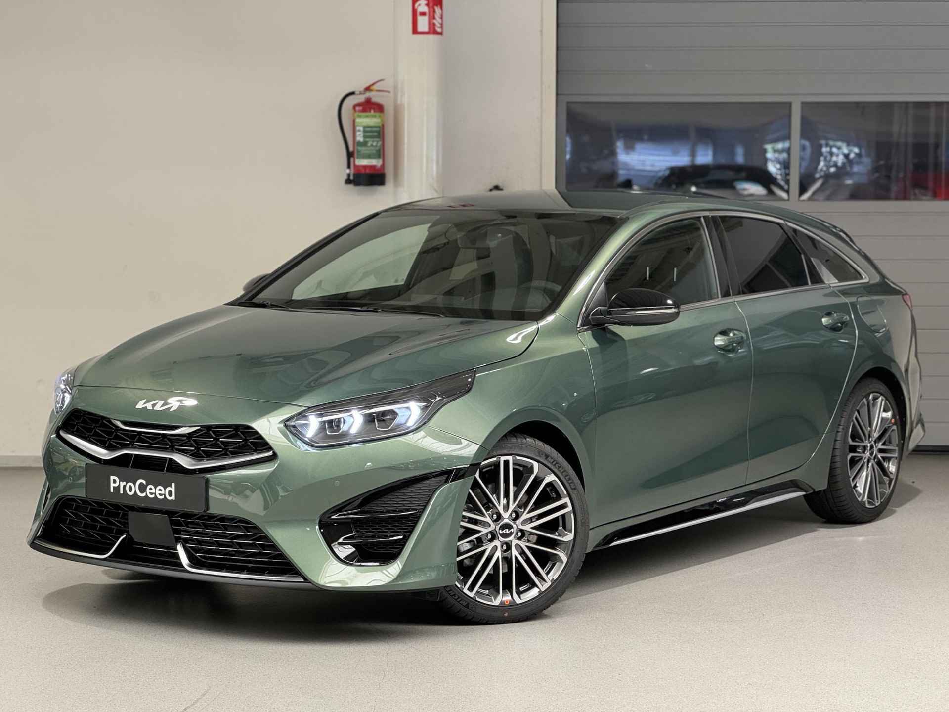 Kia ProCeed 1.5 DCT7 T-GDi GT-PlusLine | Direct leverbaar! | Voorraadauto | Automaat | Elektrisch verstelbare bestuurdersstoel incl. geheugenfunctie | JBL geluidsinstallatie | Stoel- en stuurverwarming | Elektrisch bedienbare achterklep | Sportstoelen - 3/45