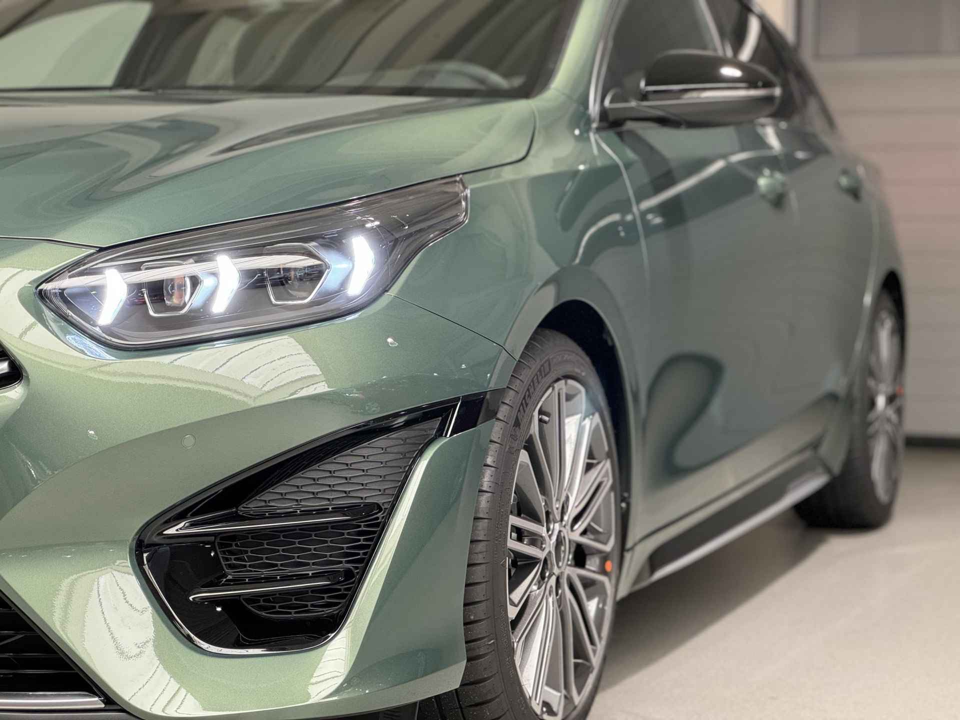 Kia ProCeed 1.5 DCT7 T-GDi GT-PlusLine | Direct leverbaar! | Voorraadauto | Automaat | Elektrisch verstelbare bestuurdersstoel incl. geheugenfunctie | JBL geluidsinstallatie | Stoel- en stuurverwarming | Elektrisch bedienbare achterklep | Sportstoelen - 15/45