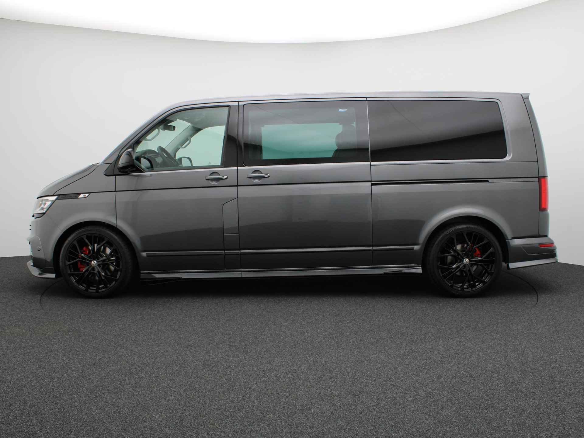 Volkswagen Transporter DC 2.0 TDI L2H1 Caravelle 204PK DSG ABT Sportsline, achteruitrijcamera, 2x elek. schuifdeur, leder, winterpakket, virtual cockpit, elek. stoel, alarm, 20'' lichtmetaal - 2/56