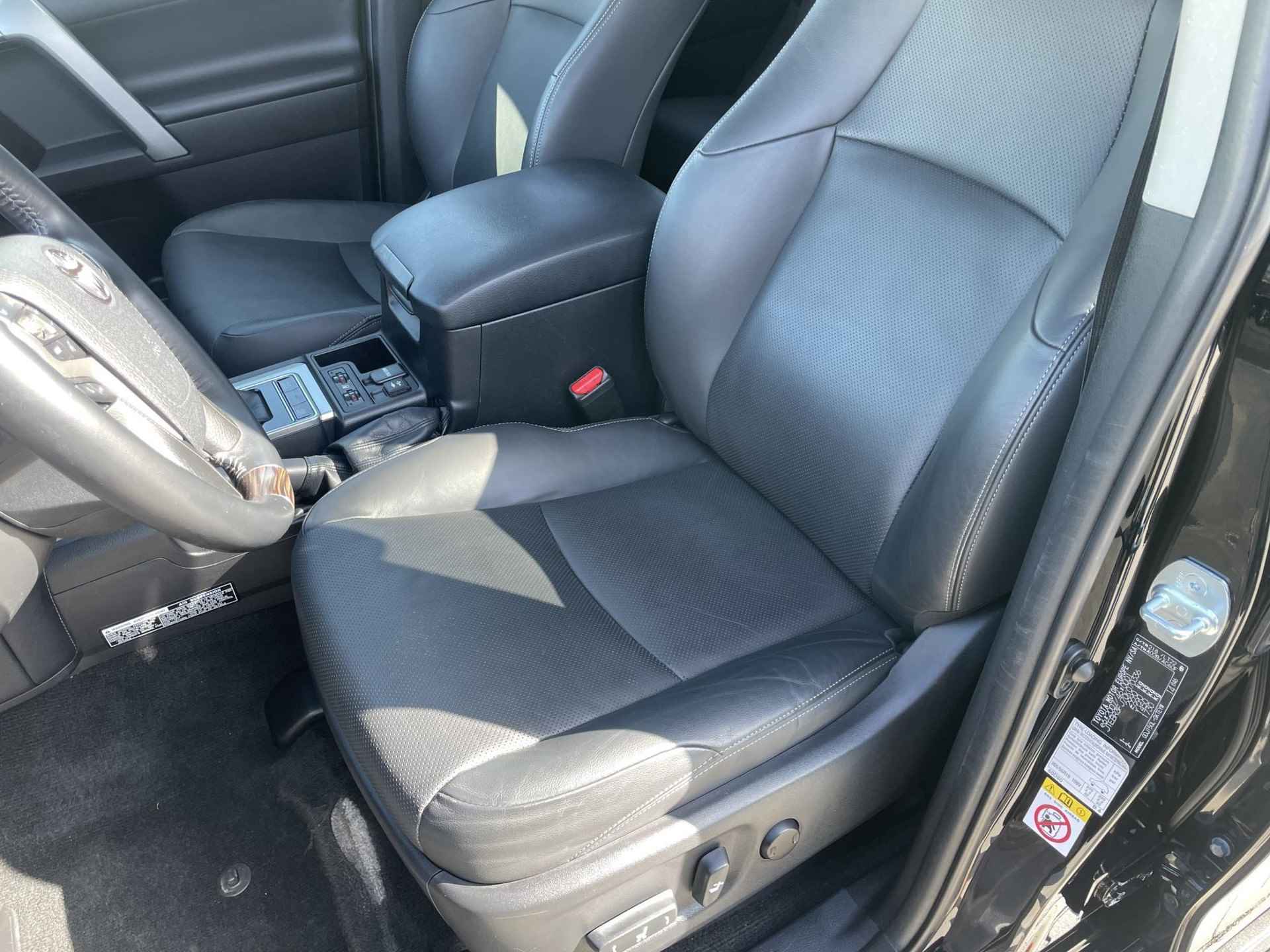 Toyota Land Cruiser 2.8 D-4D Executive Automaat 7 Persoons | Luchtvering | DVD Speler | Elektrisch verstelbare voorstoelen | Lederen bekleding | Stoelverwarming | Stoelventilatie | Navigatie | - 11/89