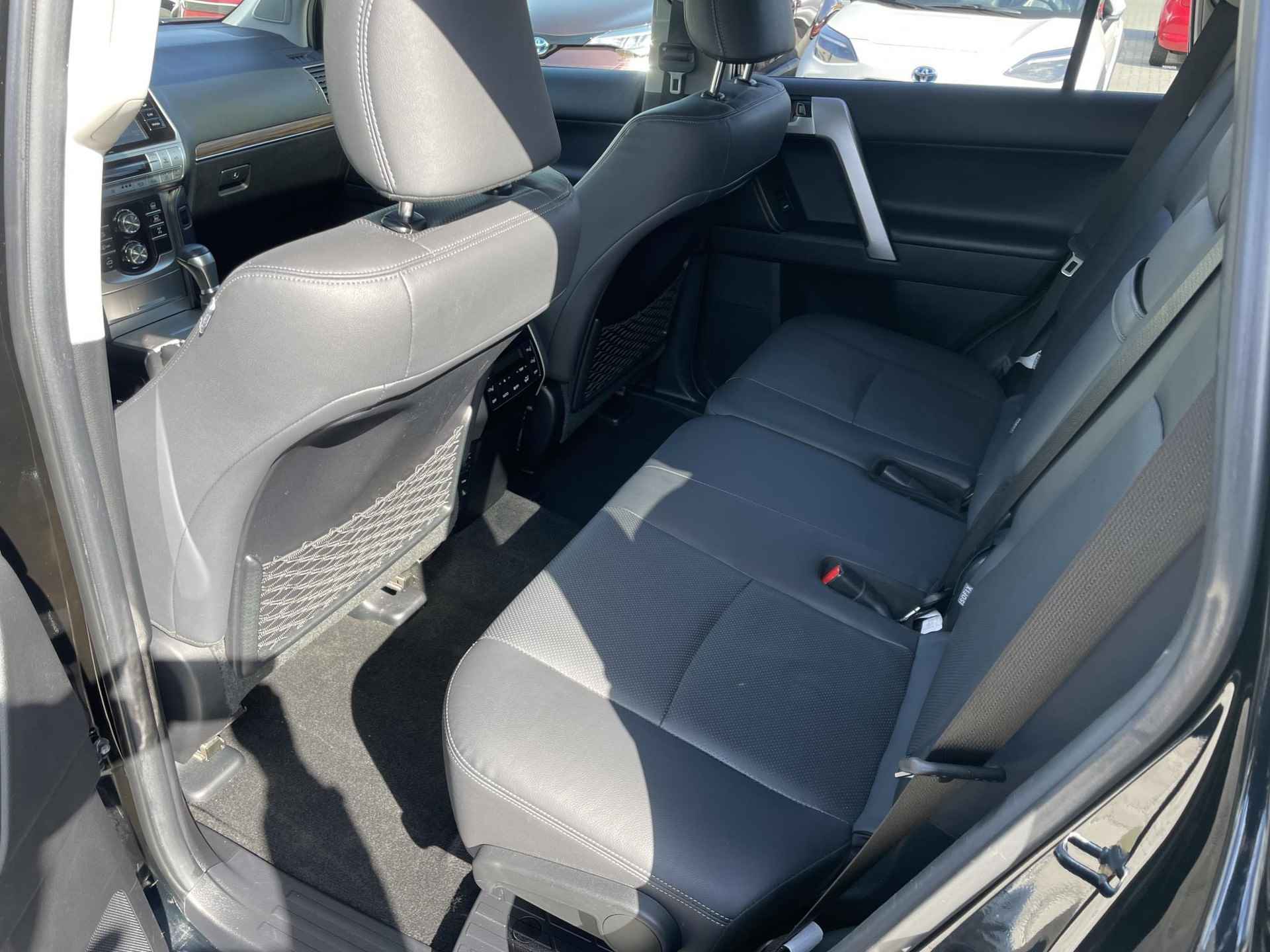 Toyota Land Cruiser 2.8 D-4D Executive Automaat 7 Persoons | Luchtvering | DVD Speler | Elektrisch verstelbare voorstoelen | Lederen bekleding | Stoelverwarming | Stoelventilatie | Navigatie | - 14/89