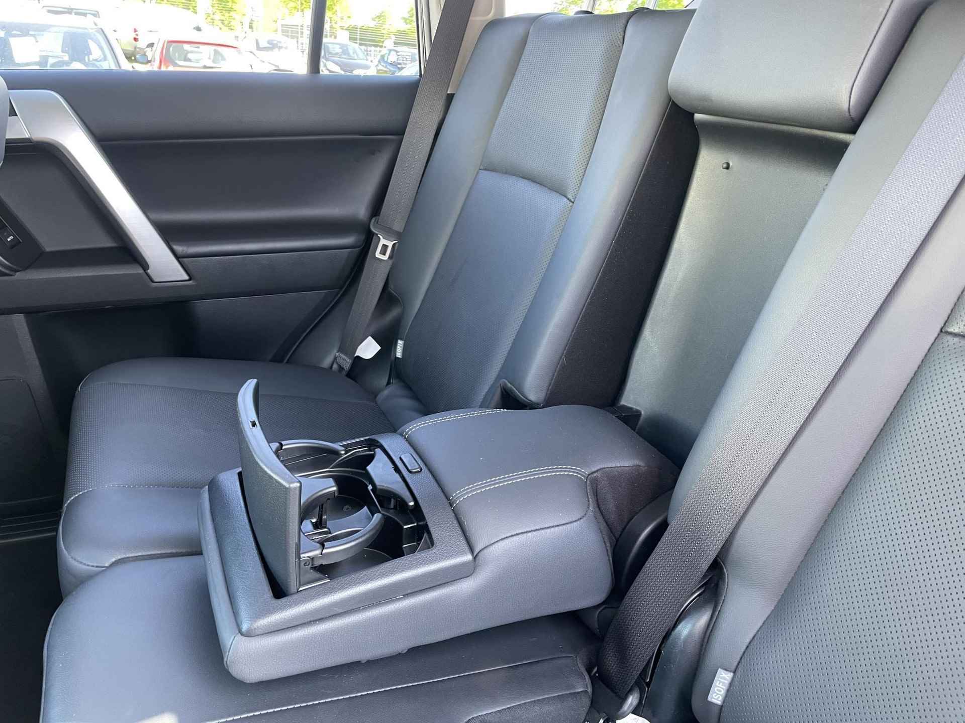 Toyota Land Cruiser 2.8 D-4D Executive Automaat 7 Persoons | Luchtvering | DVD Speler | Elektrisch verstelbare voorstoelen | Lederen bekleding | Stoelverwarming | Stoelventilatie | Navigatie | - 15/89