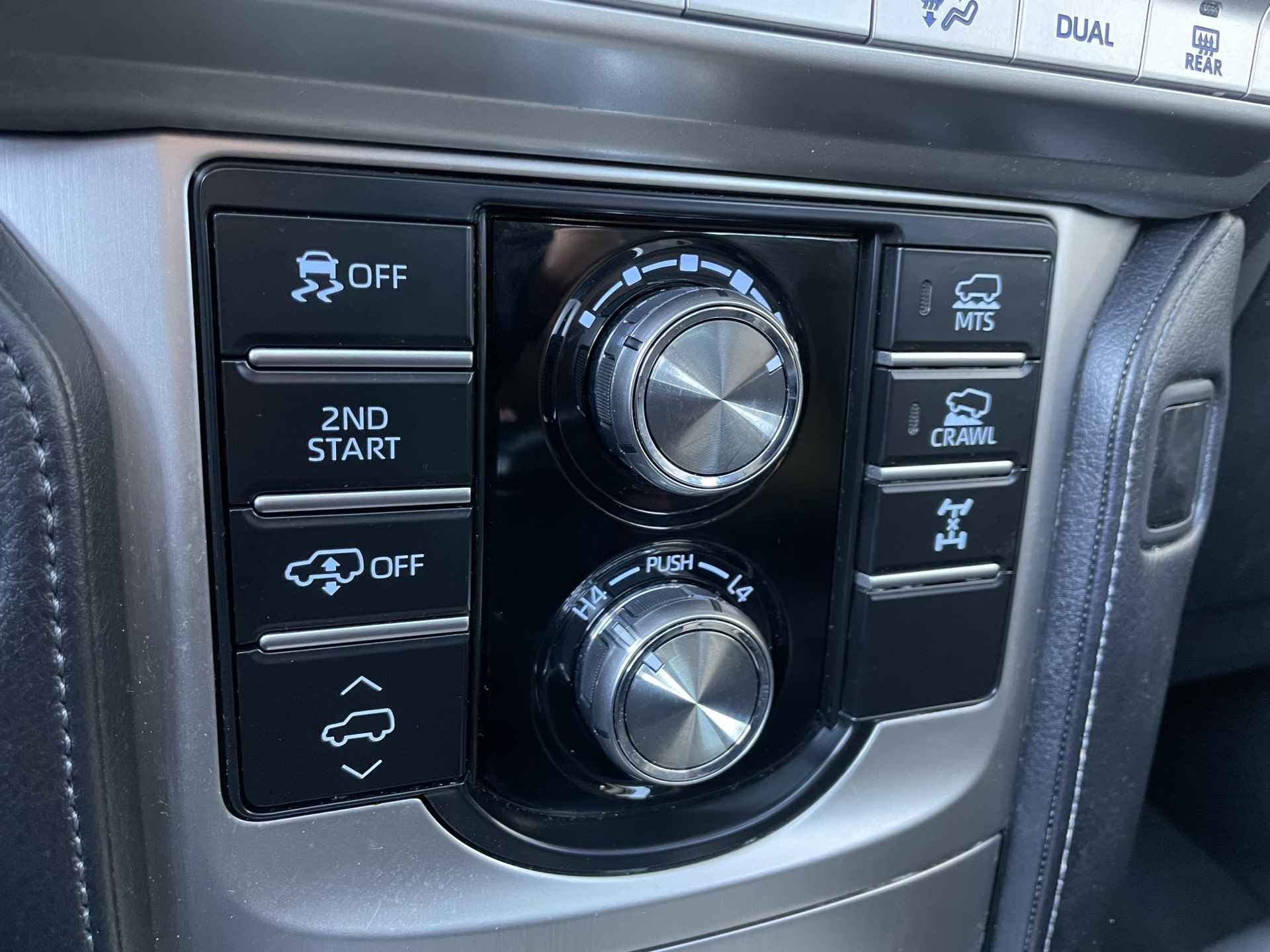 Toyota Land Cruiser 2.8 D-4D Executive Automaat 7 Persoons | Luchtvering | DVD Speler | Elektrisch verstelbare voorstoelen | Lederen bekleding | Stoelverwarming | Stoelventilatie | Navigatie | - 37/89