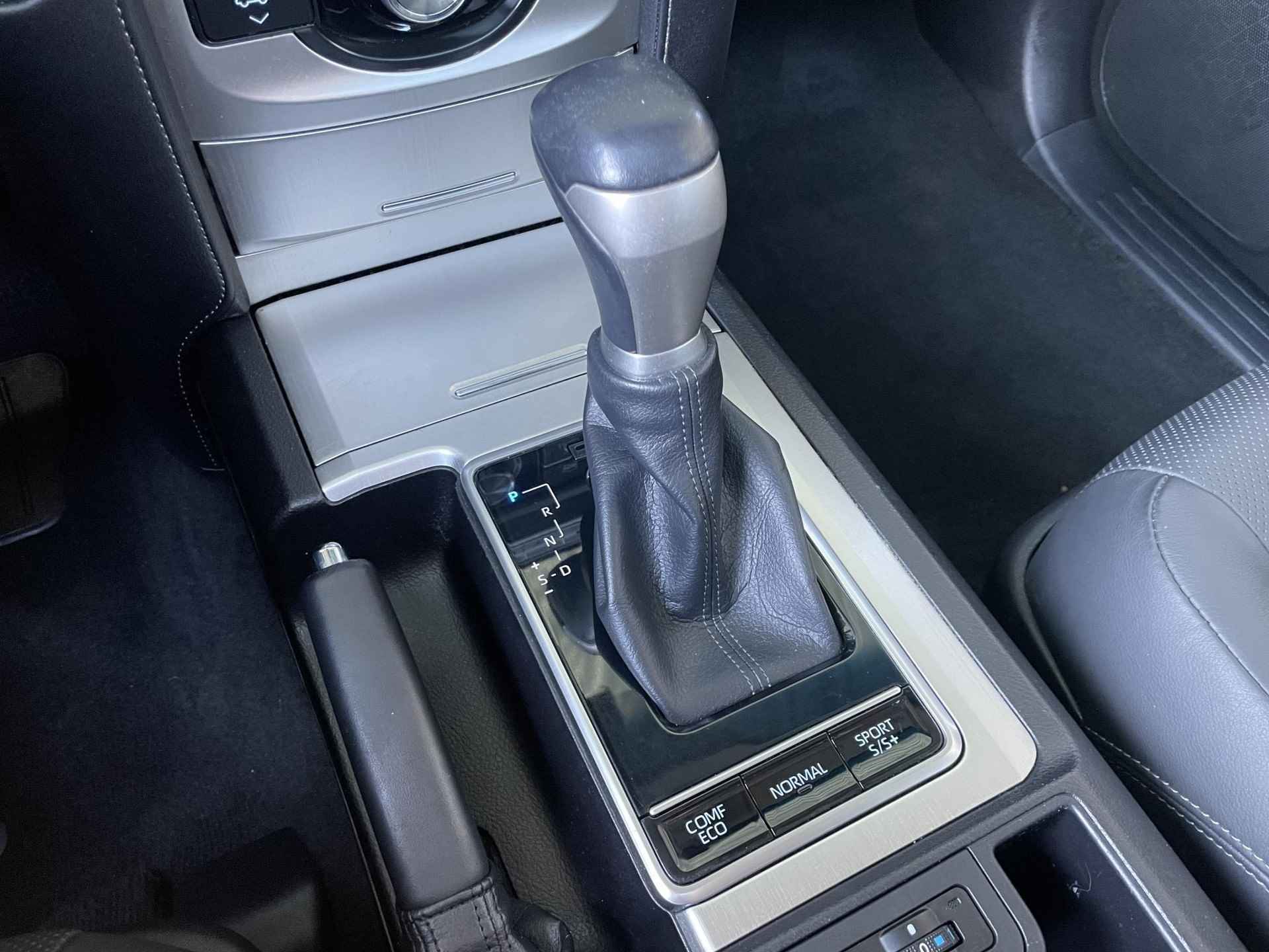 Toyota Land Cruiser 2.8 D-4D Executive Automaat 7 Persoons | Luchtvering | DVD Speler | Elektrisch verstelbare voorstoelen | Lederen bekleding | Stoelverwarming | Stoelventilatie | Navigatie | - 45/89