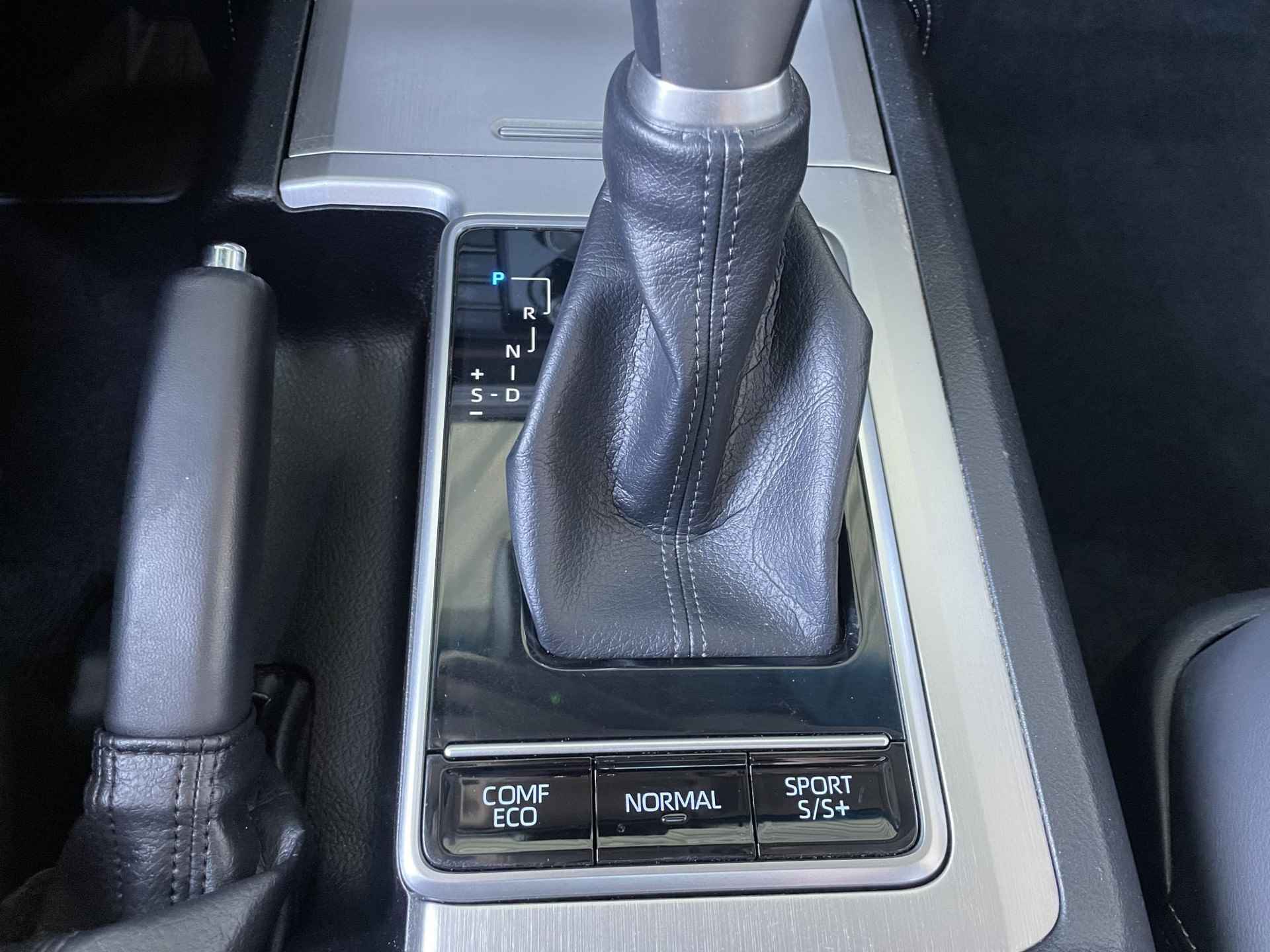 Toyota Land Cruiser 2.8 D-4D Executive Automaat 7 Persoons | Luchtvering | DVD Speler | Elektrisch verstelbare voorstoelen | Lederen bekleding | Stoelverwarming | Stoelventilatie | Navigatie | - 46/89