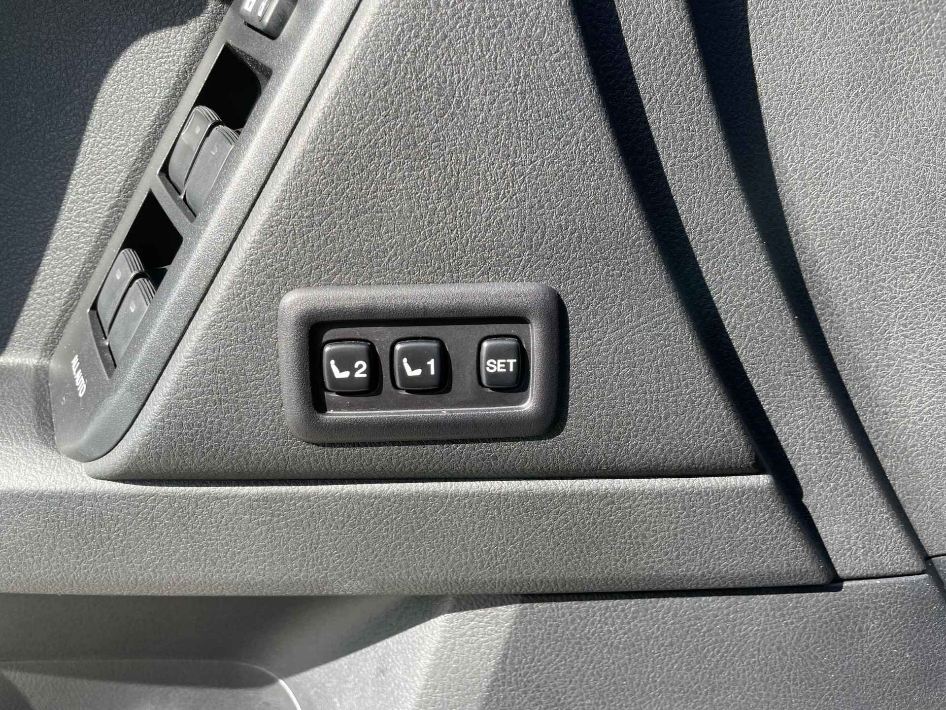 Toyota Land Cruiser 2.8 D-4D Executive Automaat 7 Persoons | Luchtvering | DVD Speler | Elektrisch verstelbare voorstoelen | Lederen bekleding | Stoelverwarming | Stoelventilatie | Navigatie | - 75/89