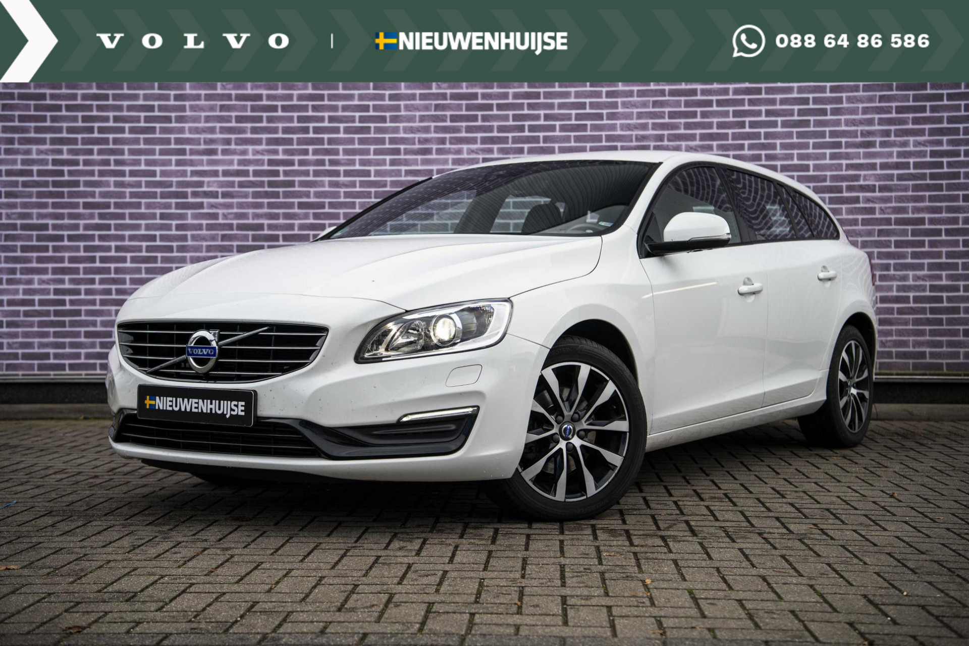 Volvo V60 T3 Polar+ Dynamic | Trekhaak | Verwarmbare voorruit | Stoelverwarming | Xenon koplampen | Sportstoelen