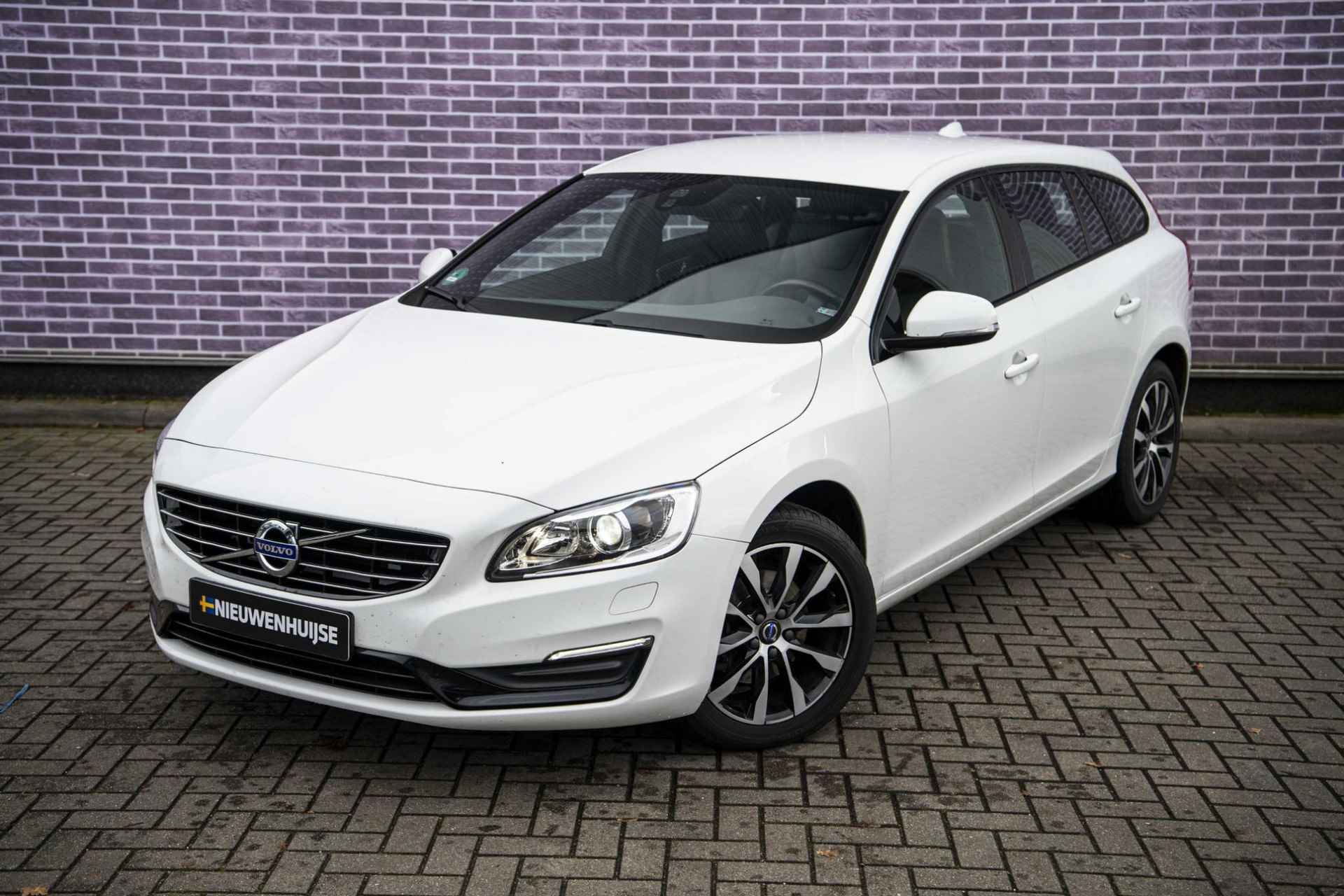 Volvo V60 T3 Polar+ Dynamic | Trekhaak | Verwarmbare voorruit | Stoelverwarming | Xenon koplampen | Sportstoelen - 16/35