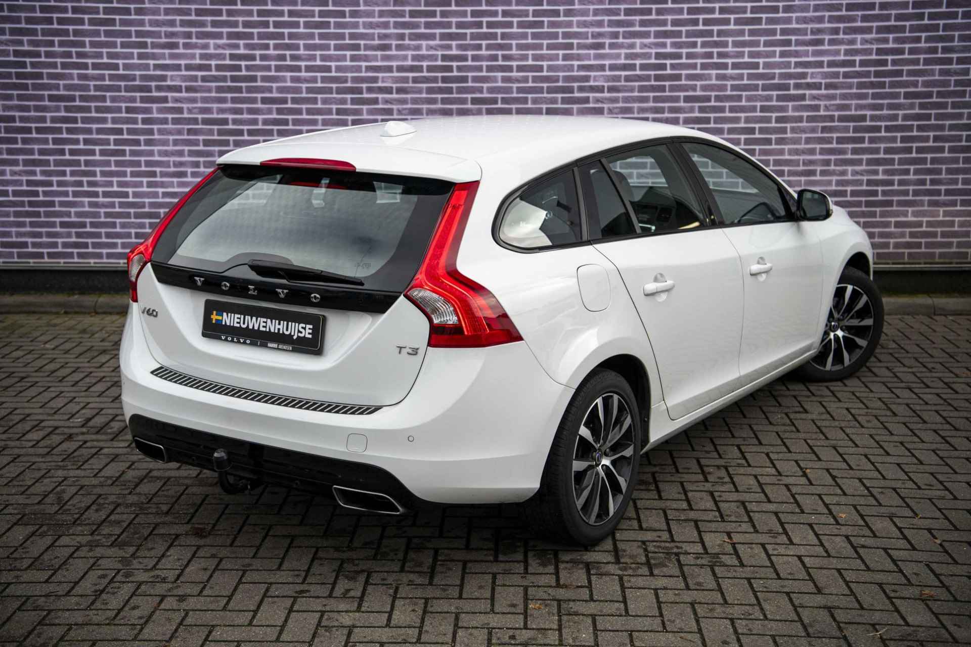 Volvo V60 T3 Polar+ Dynamic | Trekhaak | Verwarmbare voorruit | Stoelverwarming | Xenon koplampen | Sportstoelen - 17/35