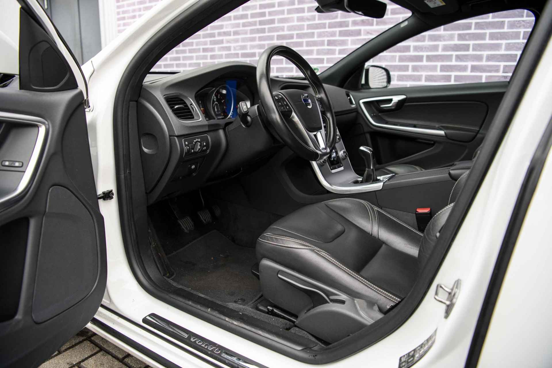 Volvo V60 T3 Polar+ Dynamic | Trekhaak | Verwarmbare voorruit | Stoelverwarming | Xenon koplampen | Sportstoelen - 18/35