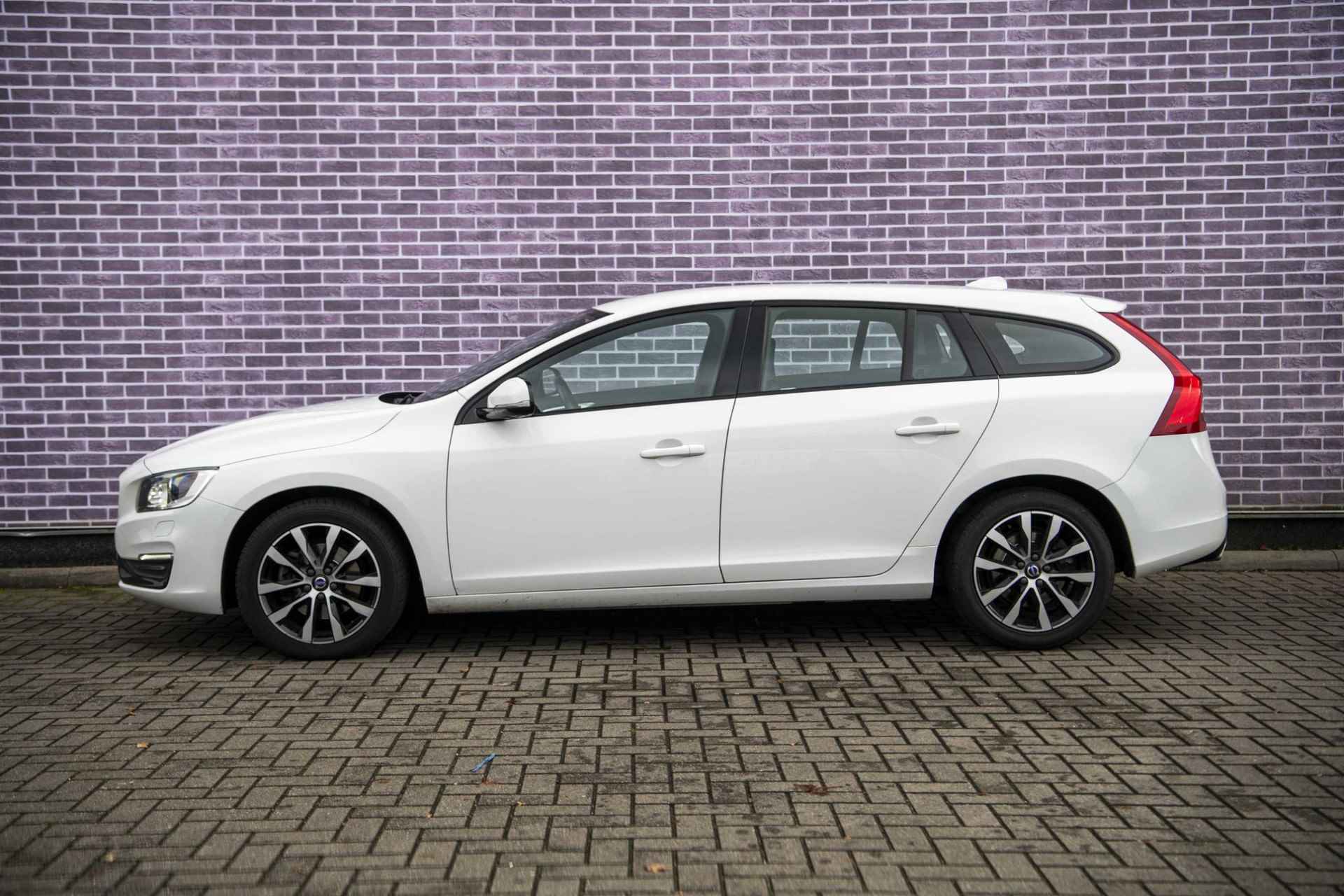 Volvo V60 T3 Polar+ Dynamic | Trekhaak | Verwarmbare voorruit | Stoelverwarming | Xenon koplampen | Sportstoelen - 4/35