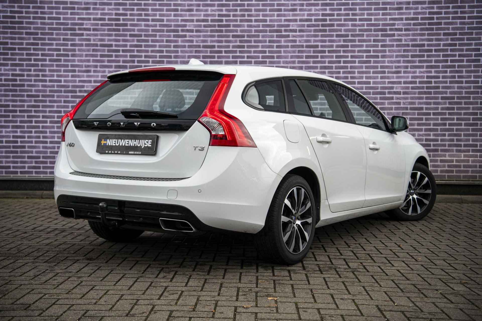 Volvo V60 T3 Polar+ Dynamic | Trekhaak | Verwarmbare voorruit | Stoelverwarming | Xenon koplampen | Sportstoelen - 5/35