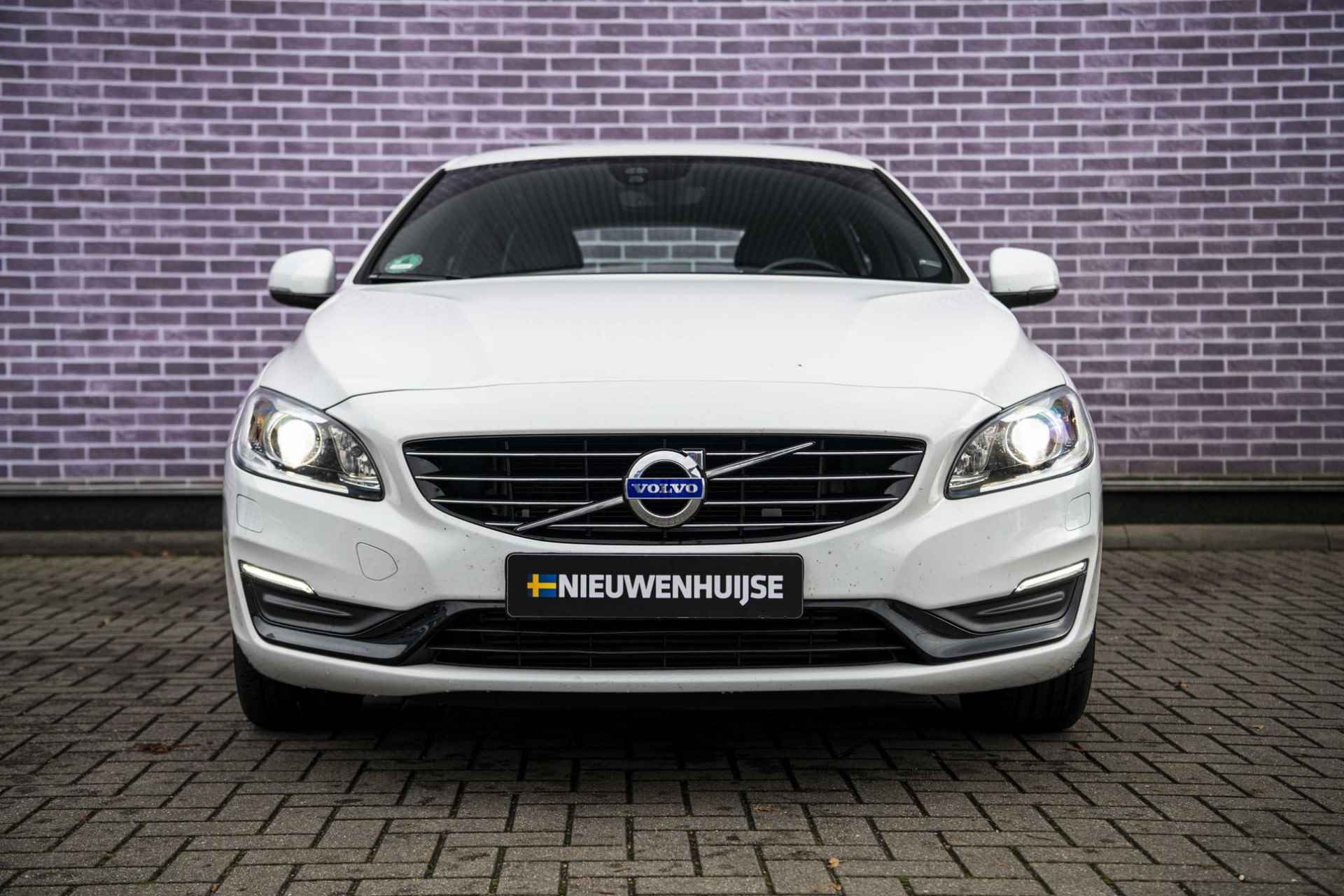 Volvo V60 T3 Polar+ Dynamic | Trekhaak | Verwarmbare voorruit | Stoelverwarming | Xenon koplampen | Sportstoelen - 6/35