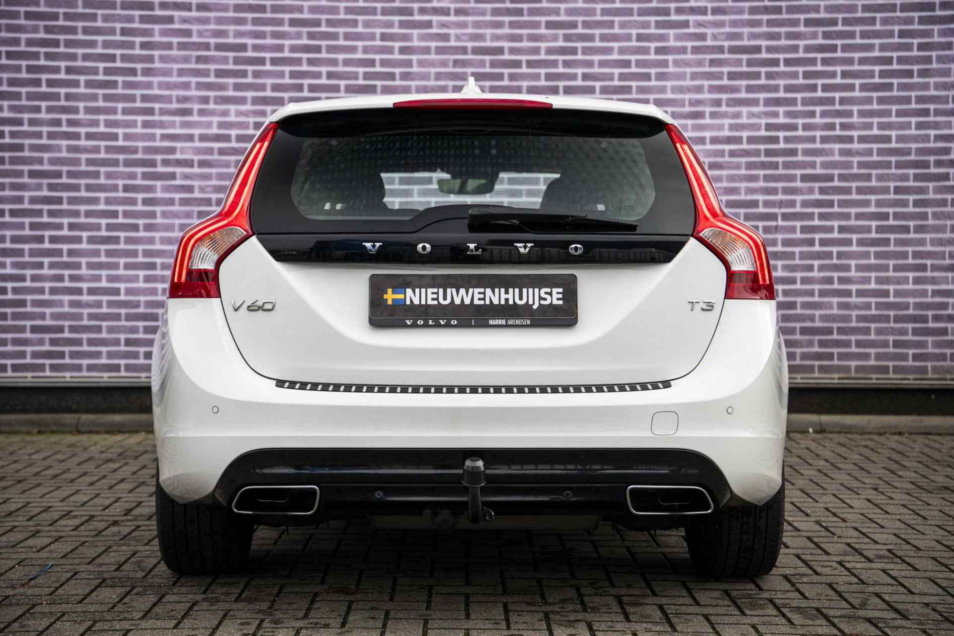 Volvo V60 T3 Polar+ Dynamic | Trekhaak | Verwarmbare voorruit | Stoelverwarming | Xenon koplampen | Sportstoelen - 7/35