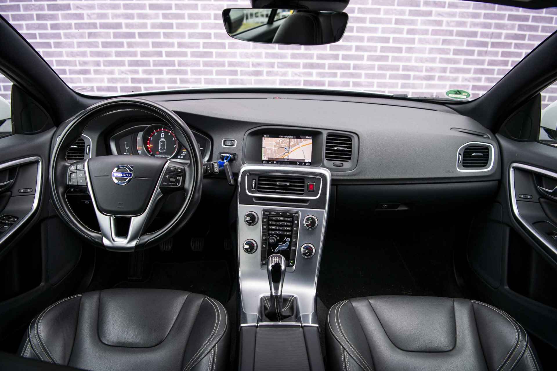 Volvo V60 T3 Polar+ Dynamic | Trekhaak | Verwarmbare voorruit | Stoelverwarming | Xenon koplampen | Sportstoelen - 9/35