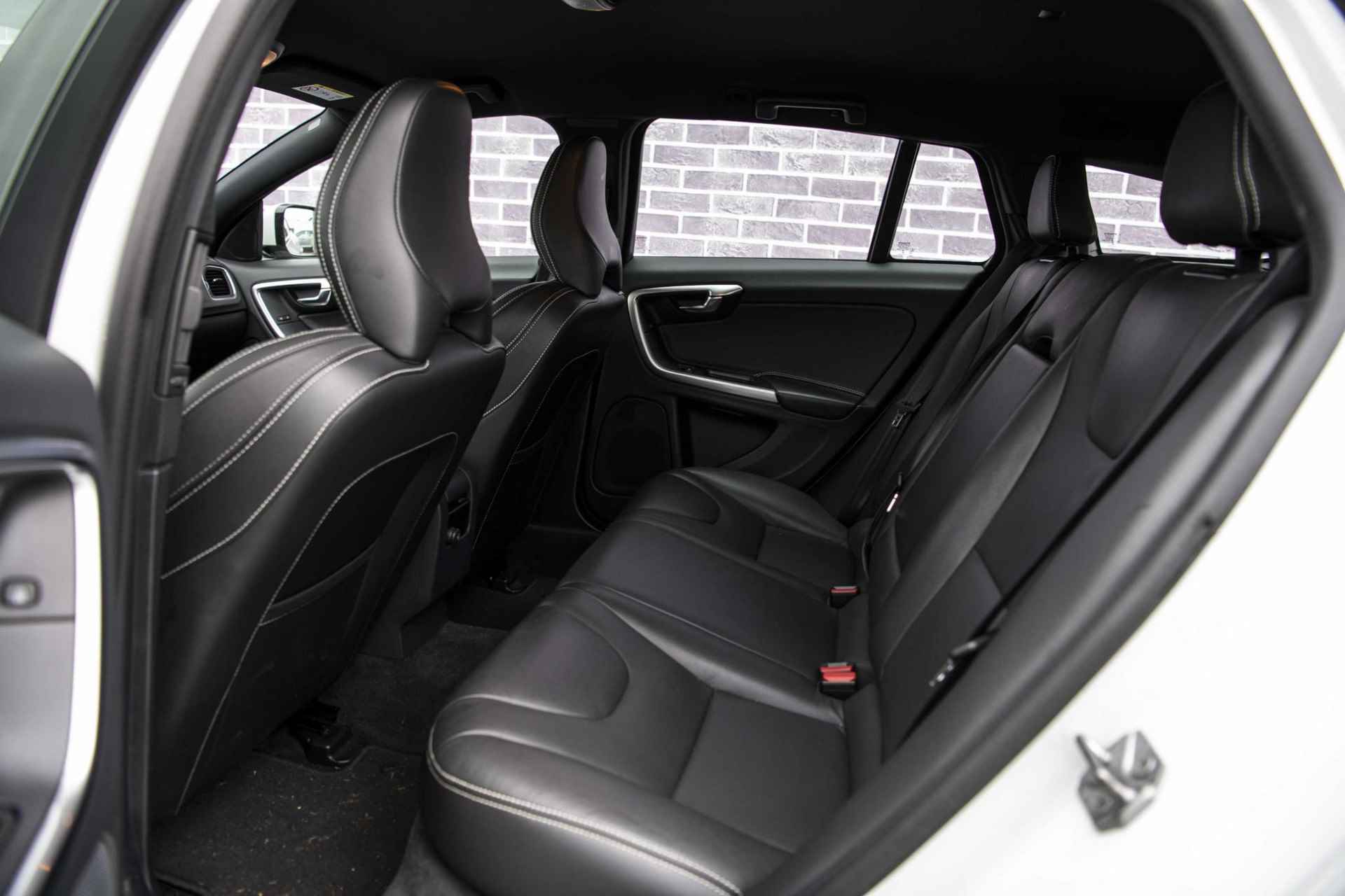 Volvo V60 T3 Polar+ Dynamic | Trekhaak | Verwarmbare voorruit | Stoelverwarming | Xenon koplampen | Sportstoelen - 11/35