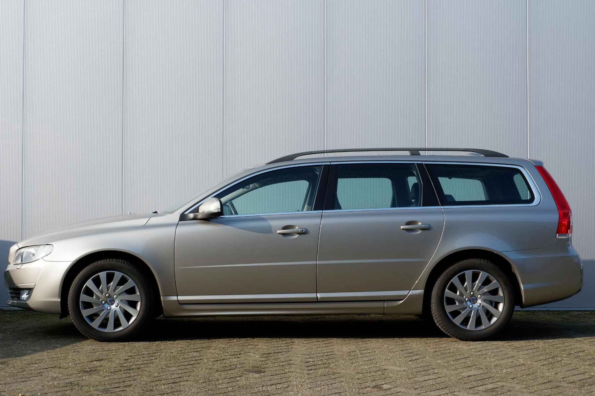 Volvo V70 D3 Automaat Classic Edition, Lederen bekleding, Bi-xenon met adaptieve verlichting, Verwarmbare voorruit, Verwarmbare voorstoelen, Noodreservewiel, Elektrisch bedienbare achterklep, Standkachel met timer, Volvo On Call - 8/26