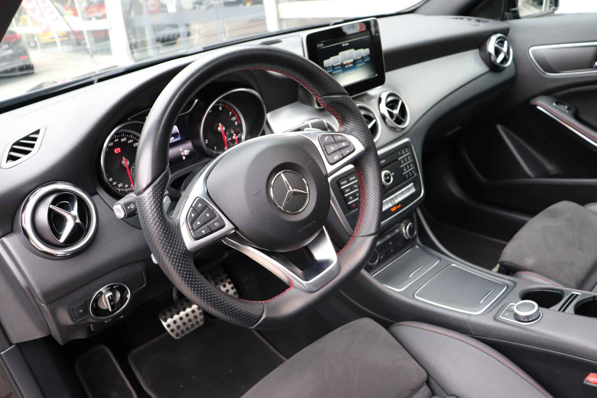 Mercedes-Benz GLA 200 Premium Plus. Panoramadak, AMG, led, navigatie. - 13/41
