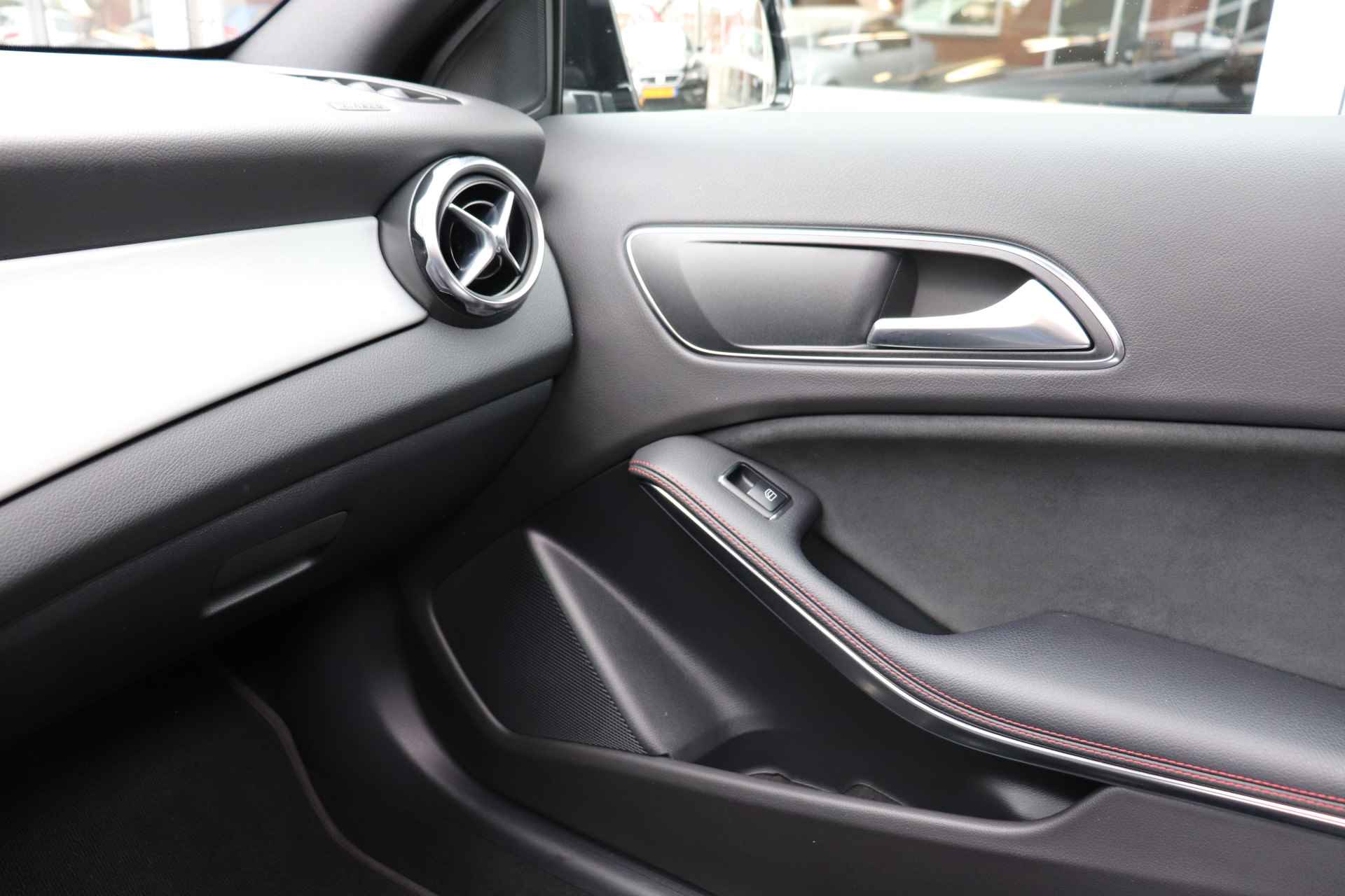 Mercedes-Benz GLA 200 Premium Plus. Panoramadak, AMG, led, navigatie. - 31/41