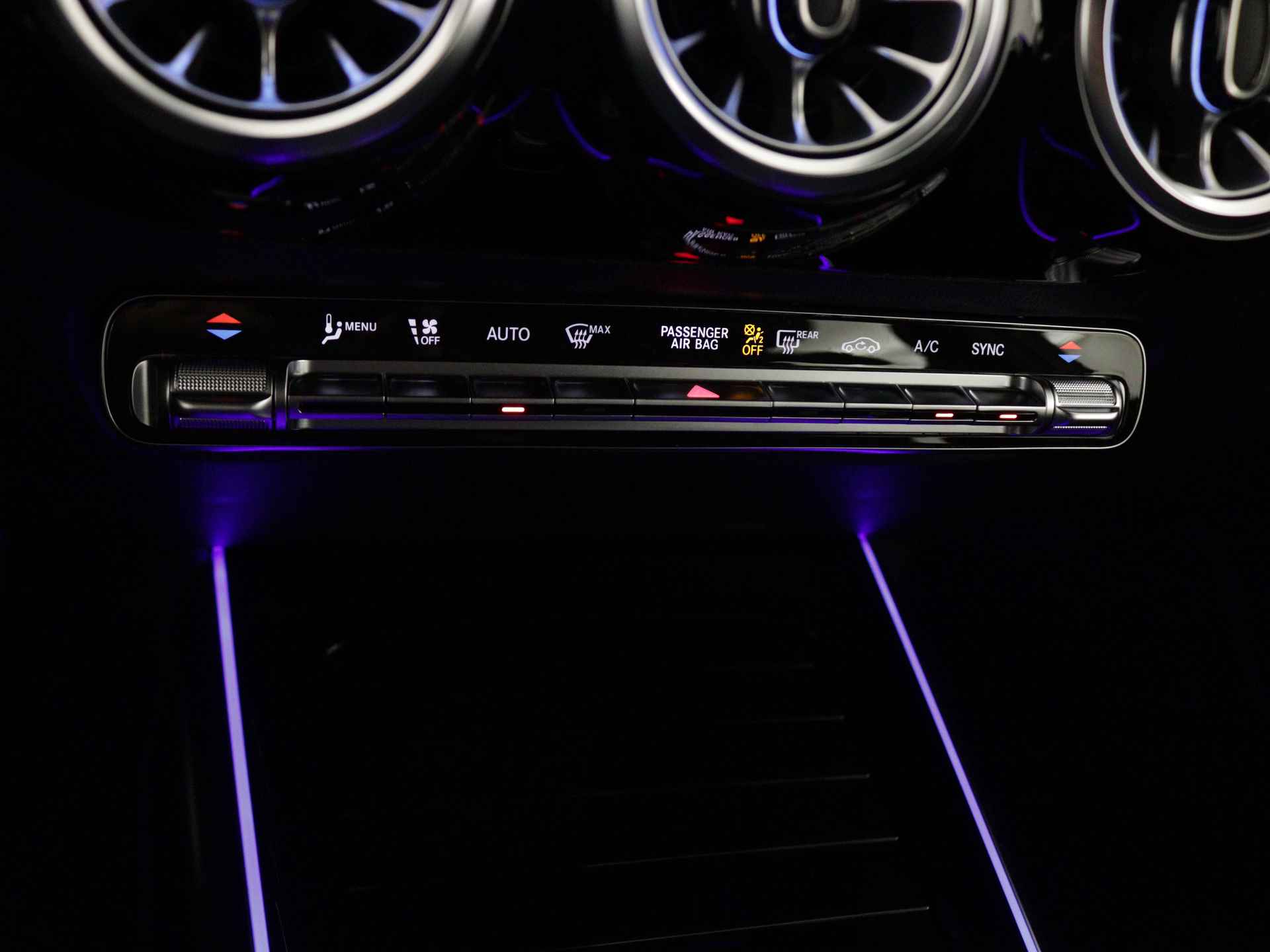 Mercedes-Benz B-Klasse 180 Star Edition | Trekhaak | Dodehoekassistent | USB-pakket plus | Parkeerpakket met achteruitrijcamera | Sfeerverlichting | Keyless-Go comfortpakket | Verwarmde stoelen vooraan | - 10/37