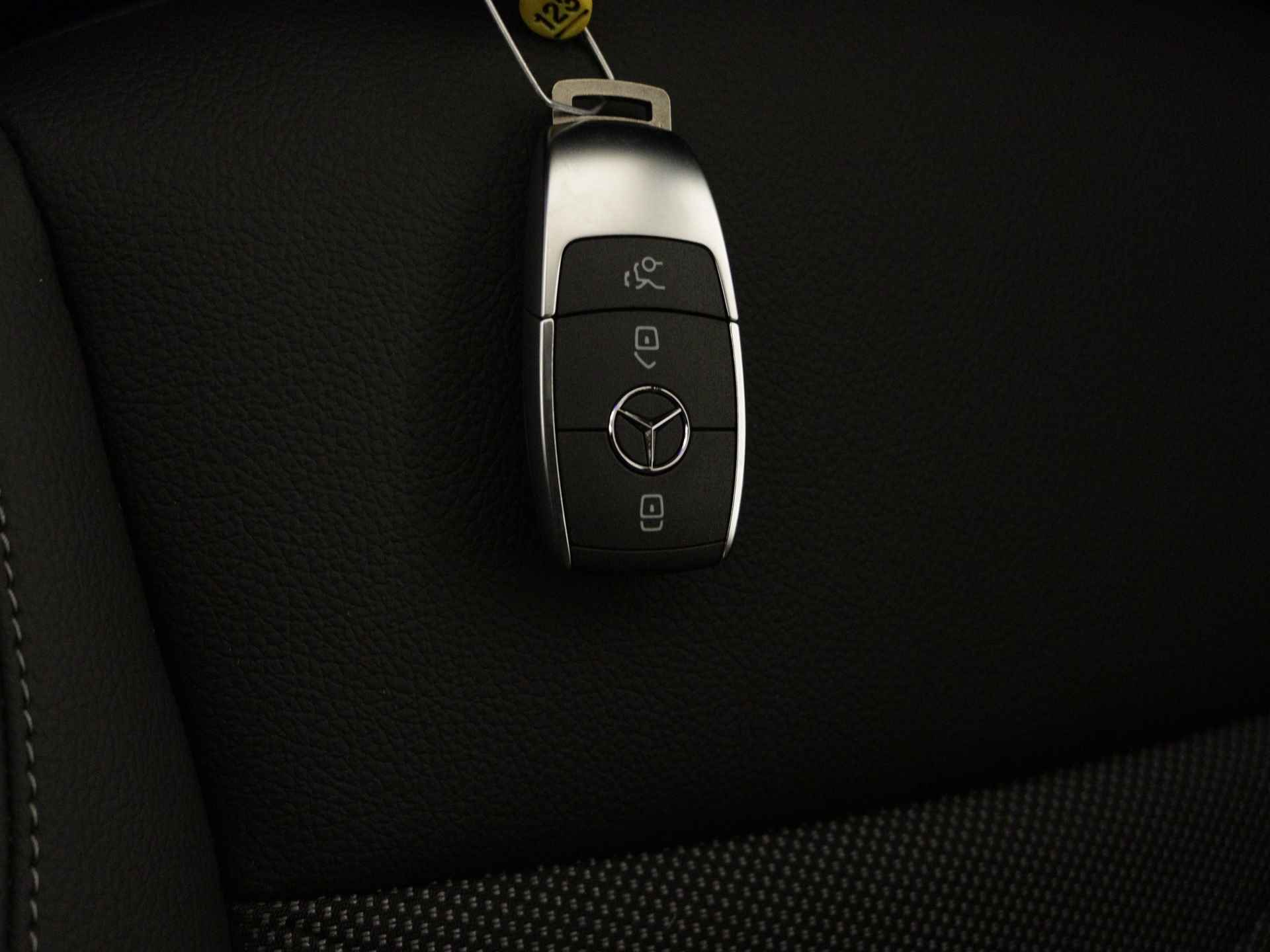 Mercedes-Benz B-Klasse 180 Star Edition | Trekhaak | Dodehoekassistent | USB-pakket plus | Parkeerpakket met achteruitrijcamera | Sfeerverlichting | Keyless-Go comfortpakket | Verwarmde stoelen vooraan | - 12/37
