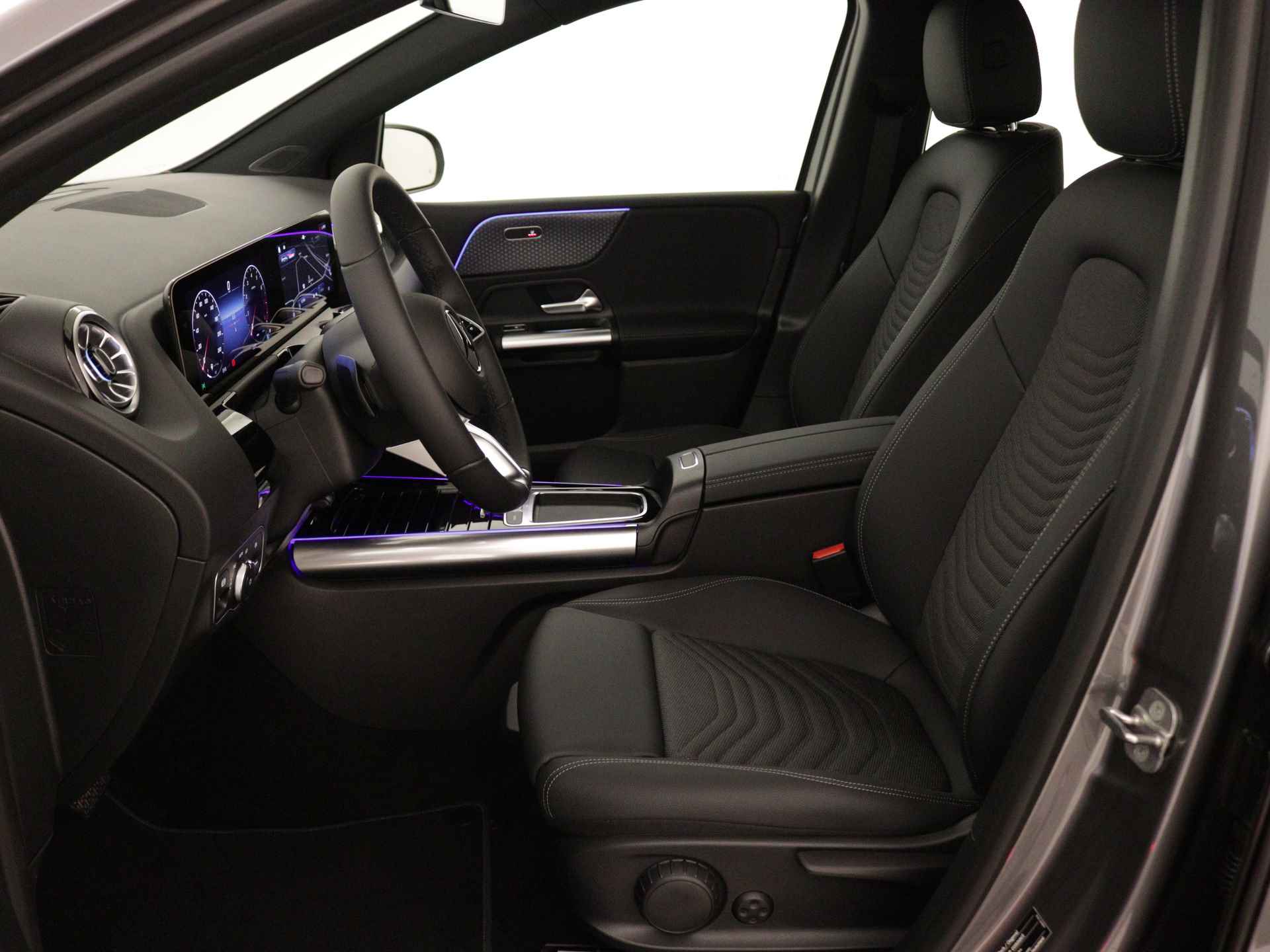 Mercedes-Benz B-Klasse 180 Star Edition | Trekhaak | Dodehoekassistent | USB-pakket plus | Parkeerpakket met achteruitrijcamera | Sfeerverlichting | Keyless-Go comfortpakket | Verwarmde stoelen vooraan | - 16/37