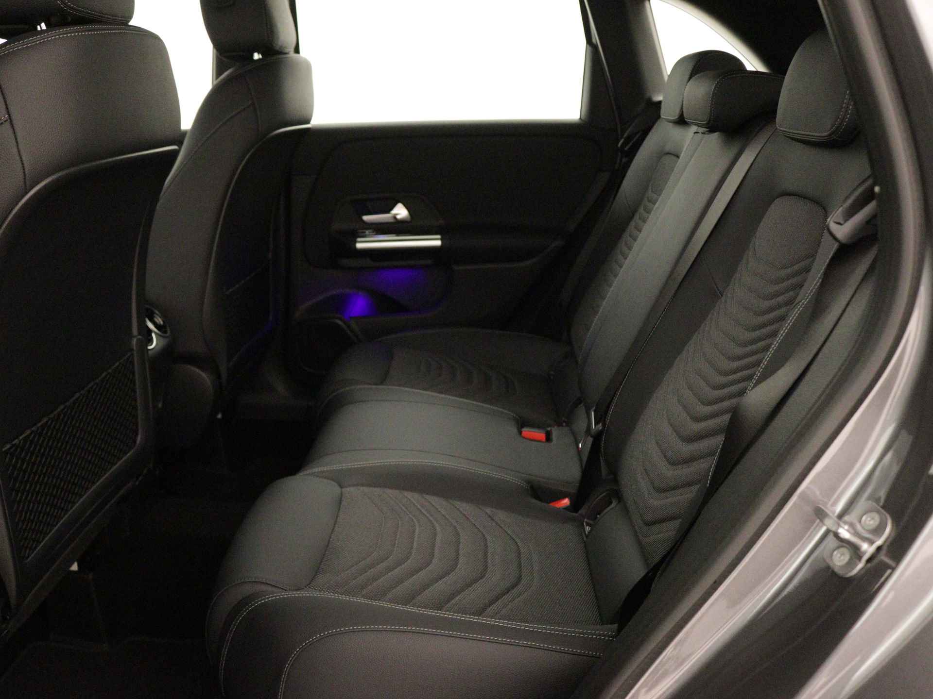 Mercedes-Benz B-Klasse 180 Star Edition | Trekhaak | Dodehoekassistent | USB-pakket plus | Parkeerpakket met achteruitrijcamera | Sfeerverlichting | Keyless-Go comfortpakket | Verwarmde stoelen vooraan | - 17/37