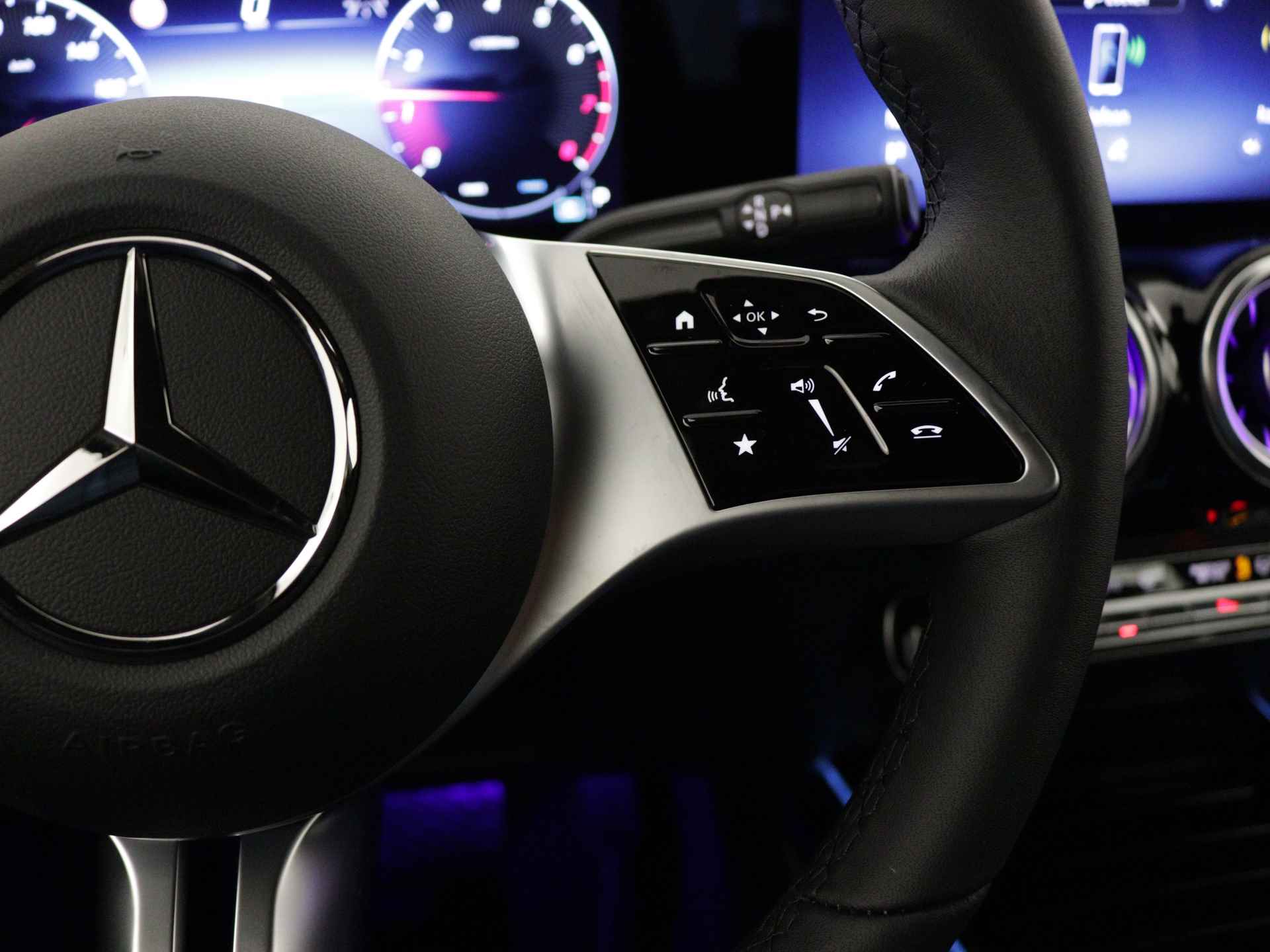 Mercedes-Benz B-Klasse 180 Star Edition | Trekhaak | Dodehoekassistent | USB-pakket plus | Parkeerpakket met achteruitrijcamera | Sfeerverlichting | Keyless-Go comfortpakket | Verwarmde stoelen vooraan | - 20/37