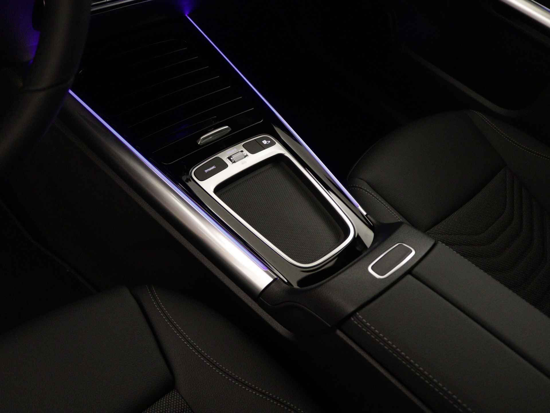 Mercedes-Benz B-Klasse 180 Star Edition | Trekhaak | Dodehoekassistent | USB-pakket plus | Parkeerpakket met achteruitrijcamera | Sfeerverlichting | Keyless-Go comfortpakket | Verwarmde stoelen vooraan | - 27/37