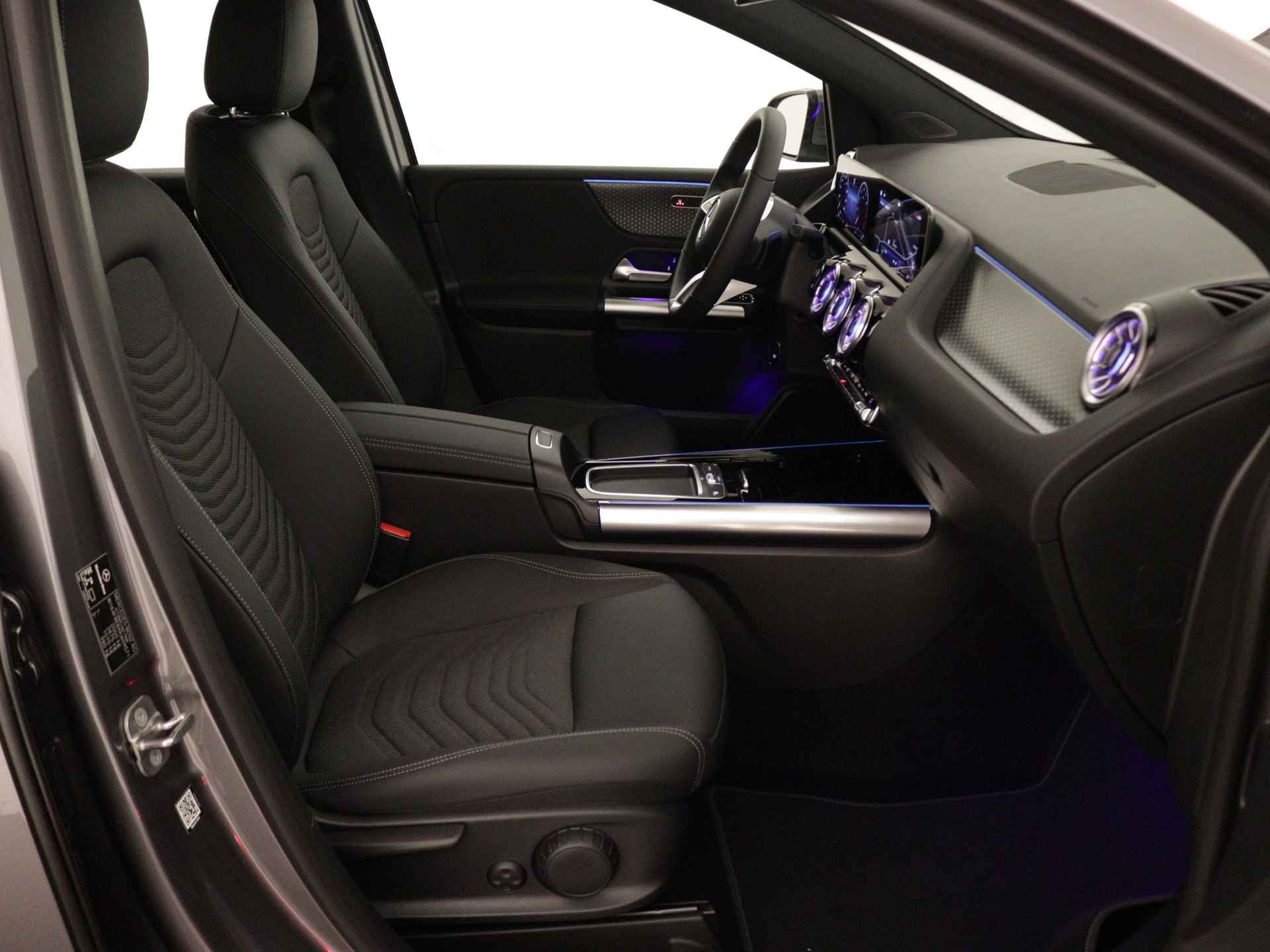 Mercedes-Benz B-Klasse 180 Star Edition | Trekhaak | Dodehoekassistent | USB-pakket plus | Parkeerpakket met achteruitrijcamera | Sfeerverlichting | Keyless-Go comfortpakket | Verwarmde stoelen vooraan | - 31/37