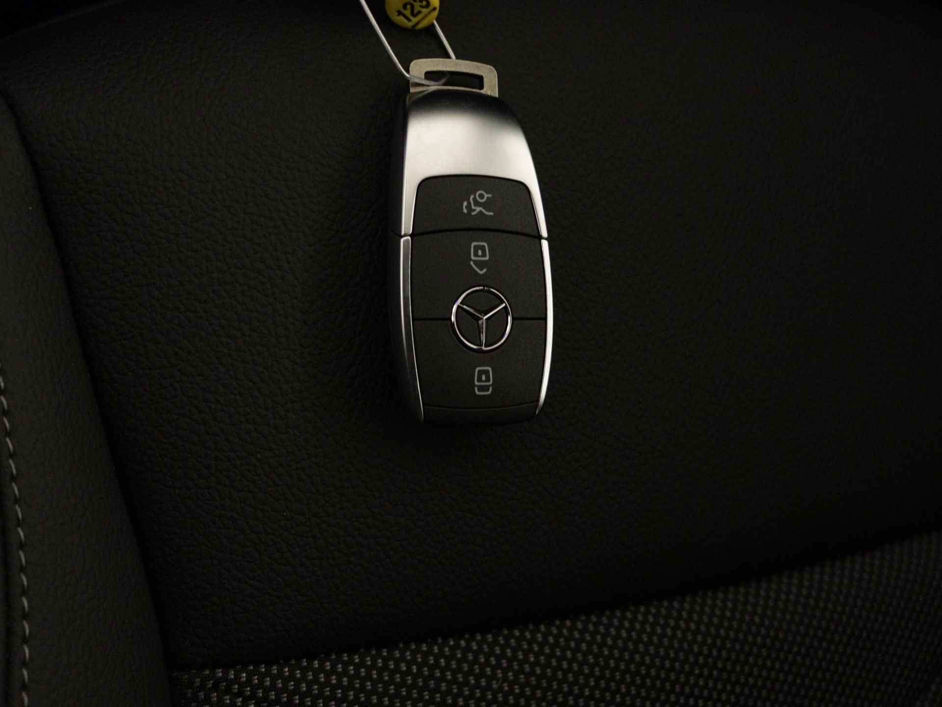 Mercedes-Benz B-Klasse 180 Star Edition | Trekhaak | Dodehoekassistent | USB-pakket plus | Parkeerpakket met achteruitrijcamera | Sfeerverlichting | Keyless-Go comfortpakket | Verwarmde stoelen vooraan | - 10/37