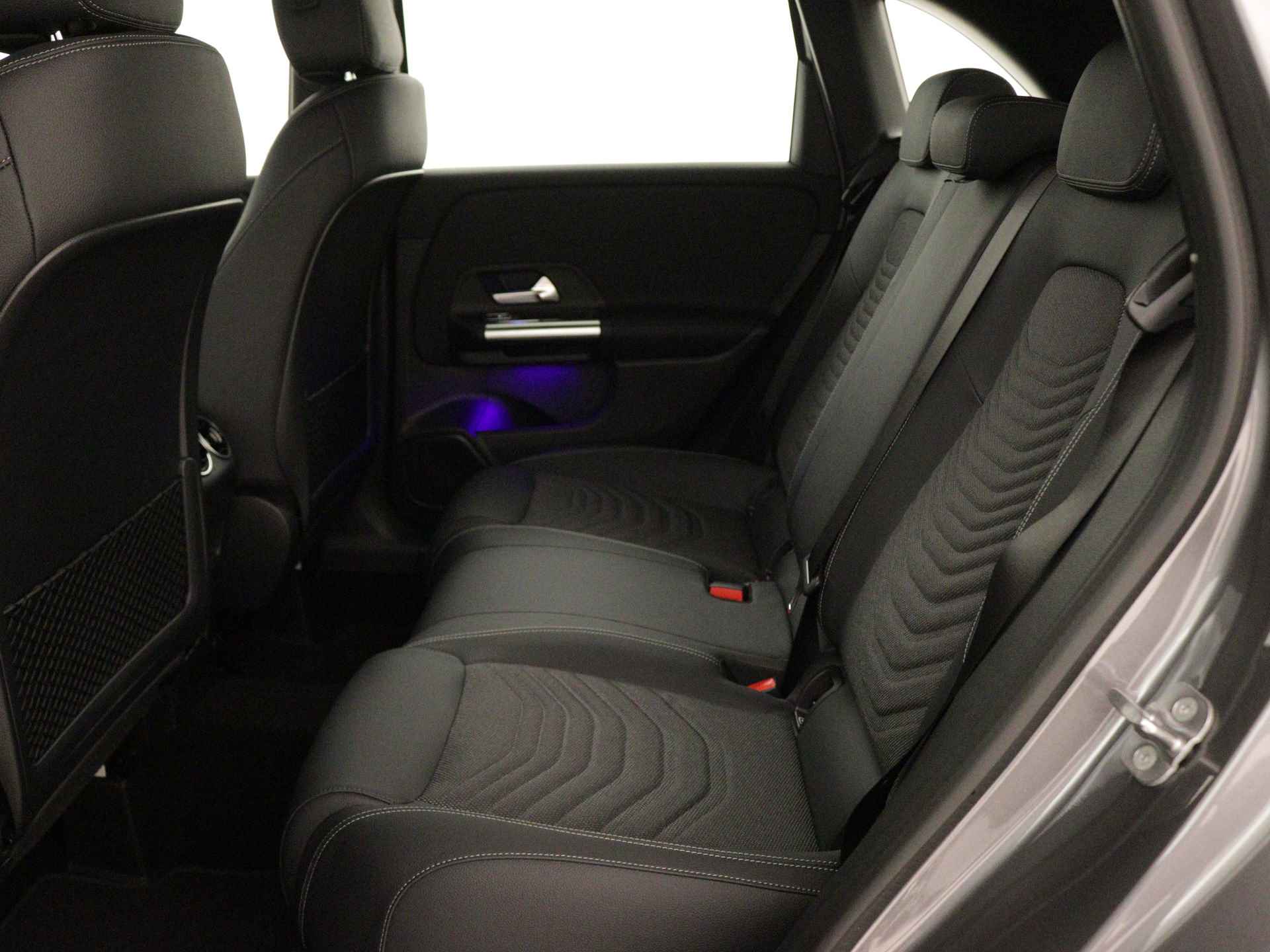 Mercedes-Benz B-Klasse 180 Star Edition | Trekhaak | Dodehoekassistent | USB-pakket plus | Parkeerpakket met achteruitrijcamera | Sfeerverlichting | Keyless-Go comfortpakket | Verwarmde stoelen vooraan | - 15/37