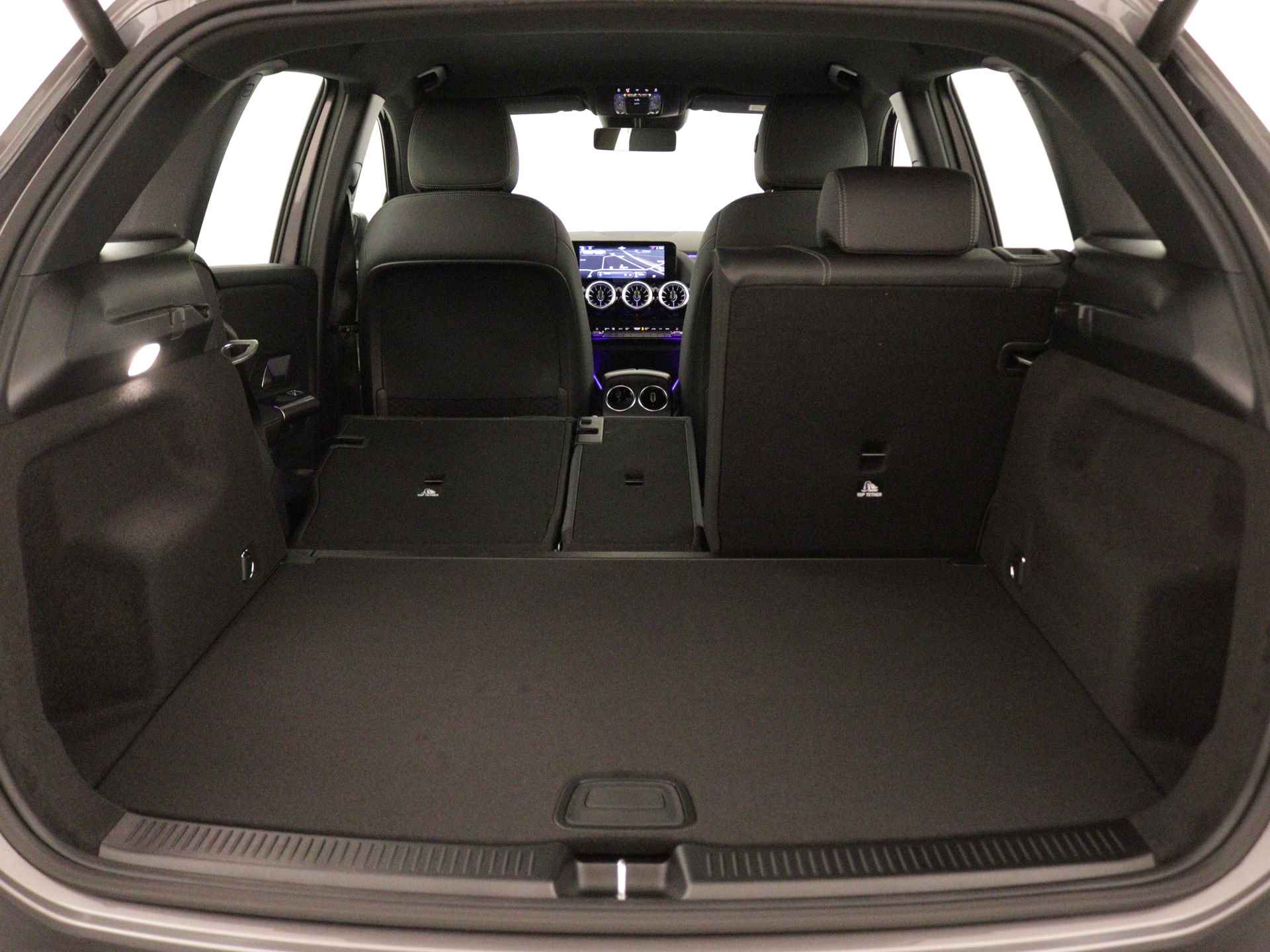 Mercedes-Benz B-Klasse 180 Star Edition | Trekhaak | Dodehoekassistent | USB-pakket plus | Parkeerpakket met achteruitrijcamera | Sfeerverlichting | Keyless-Go comfortpakket | Verwarmde stoelen vooraan | - 33/37