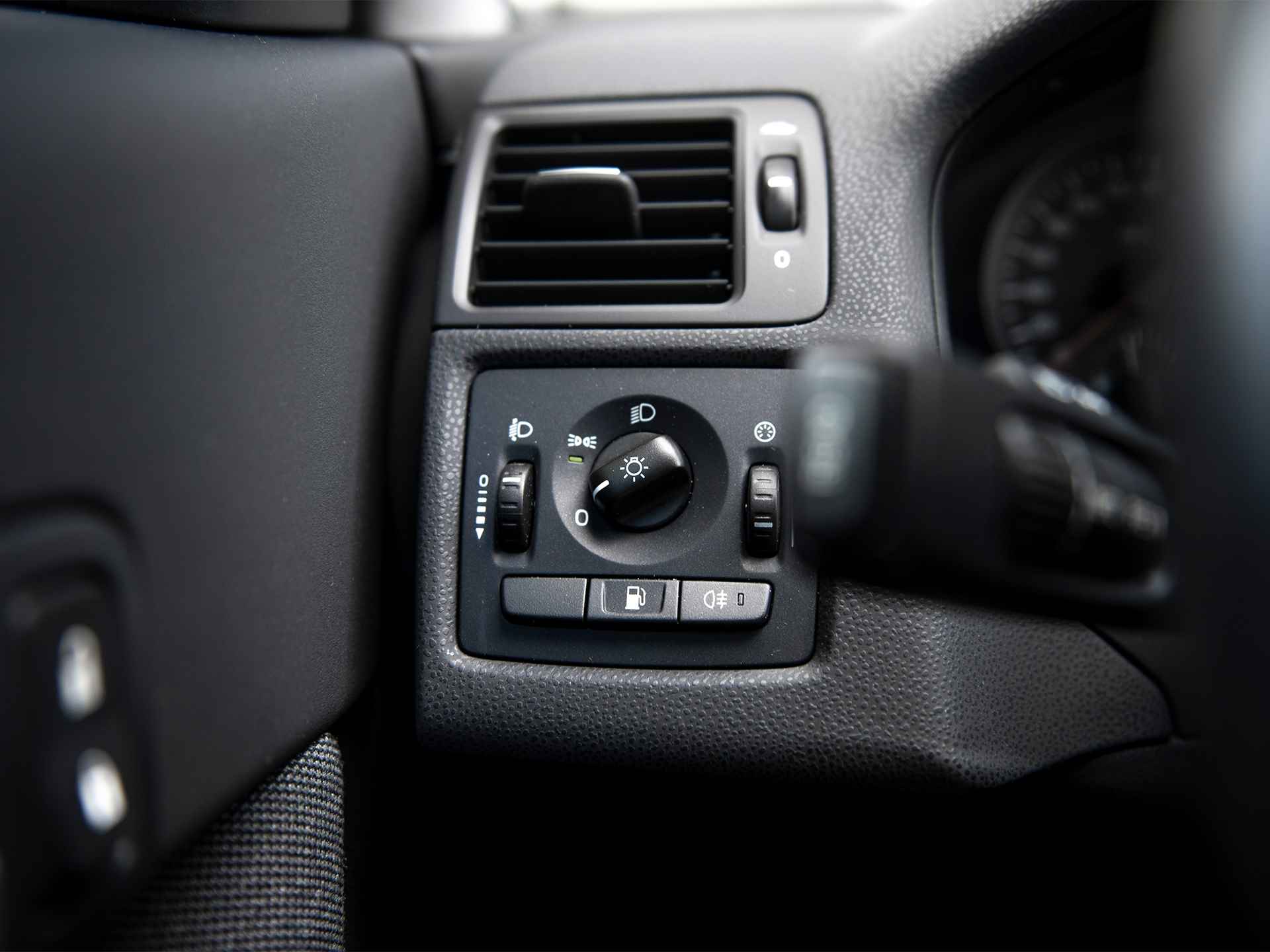 Volvo C30 1.8 Kinetic | Climate Control | Lichtmetalen velgen | Parkeersensoren | Cruise Control | Trekhaak | Bluetooth carkit | Stuurwielbediening - 28/36