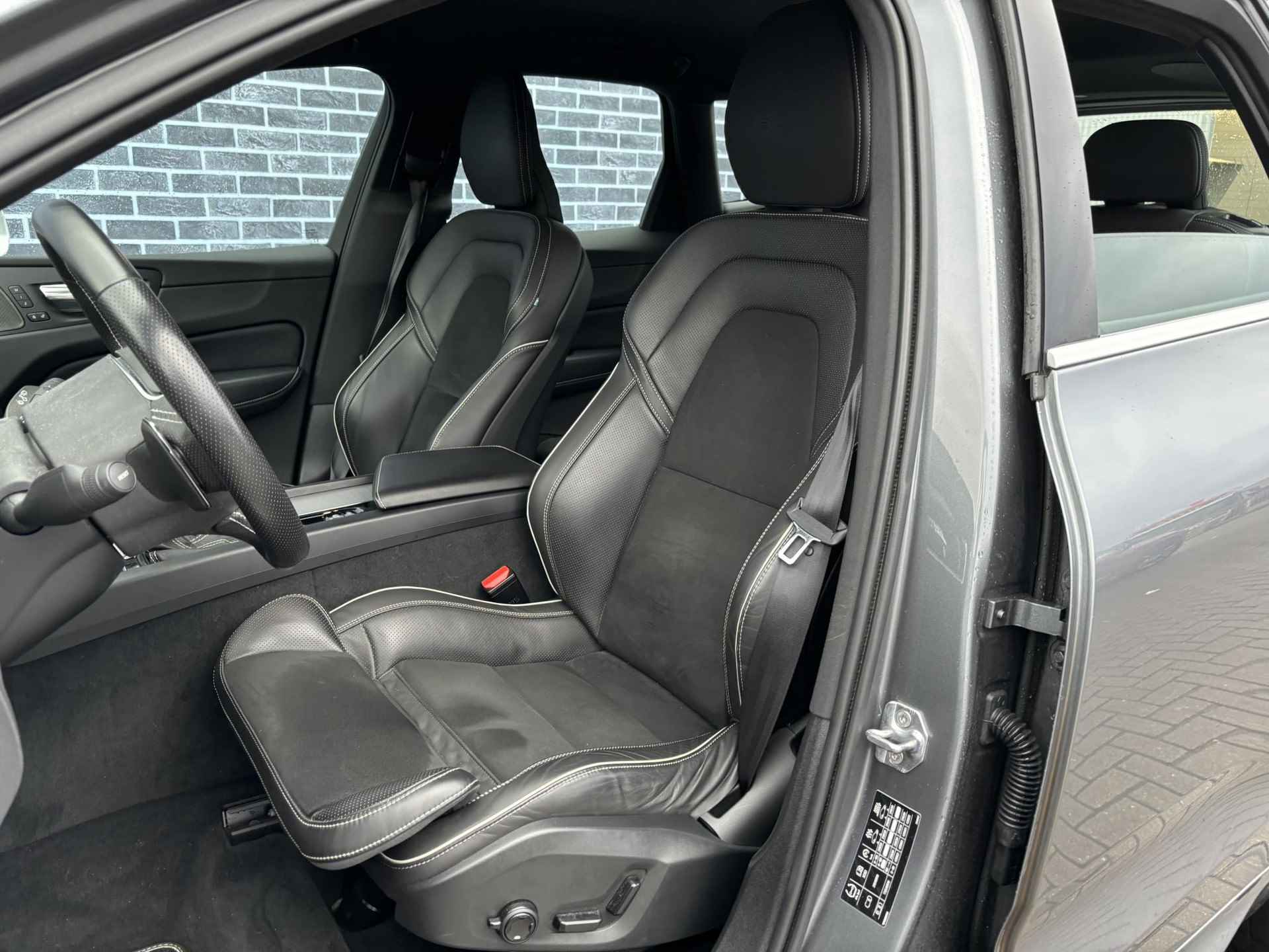 Volvo XC60 T5 Aut. R-Design | Adaptive Cruise | Trekhaak | Verwarmbare voorstoelen/achterbank | Verwarmbaar stuurwiel | Standkachel | Keyless | Harman Kardon - 8/30