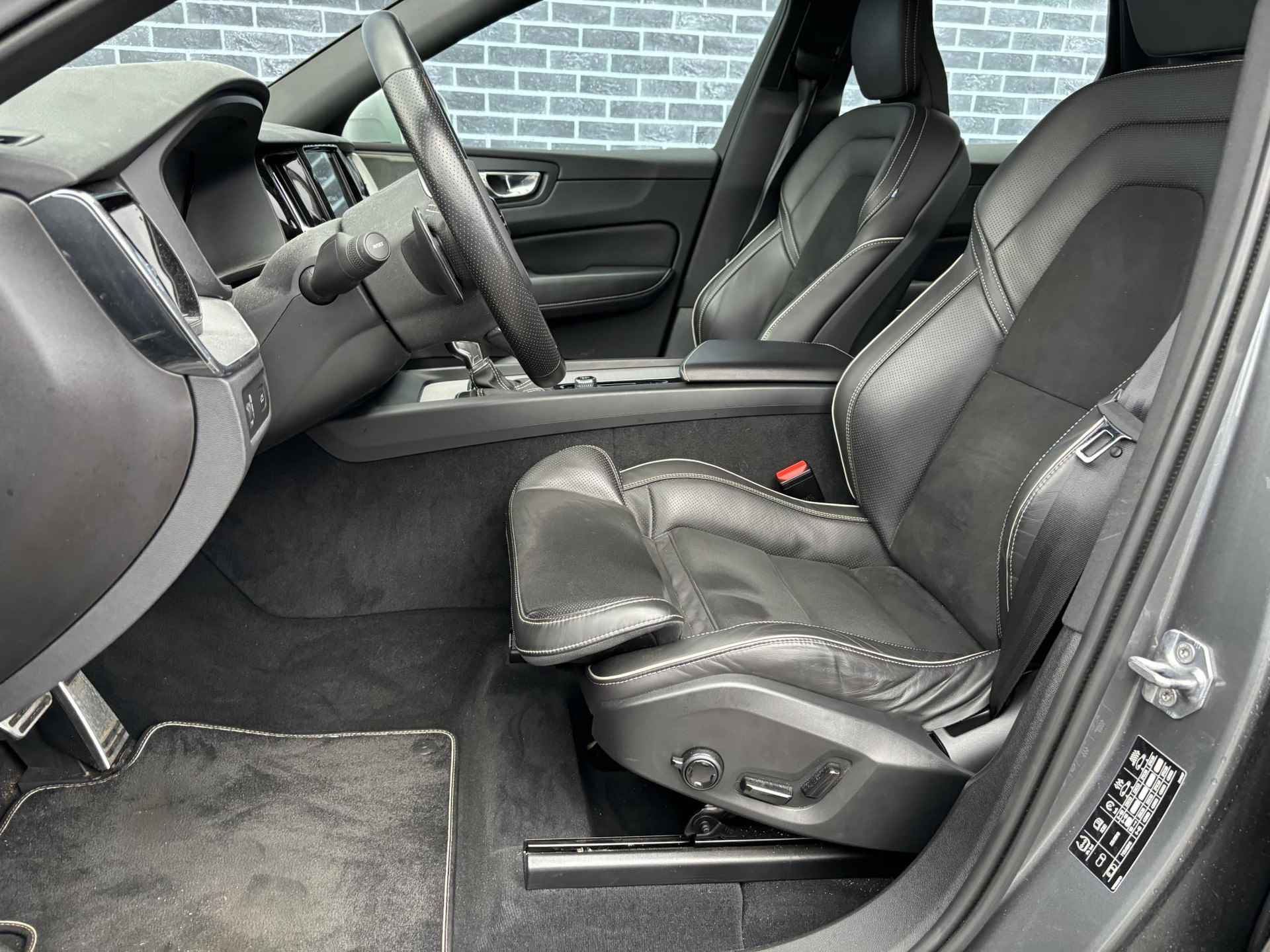 Volvo XC60 T5 Aut. R-Design | Adaptive Cruise | Trekhaak | Verwarmbare voorstoelen/achterbank | Verwarmbaar stuurwiel | Standkachel | Keyless | Harman Kardon - 10/30